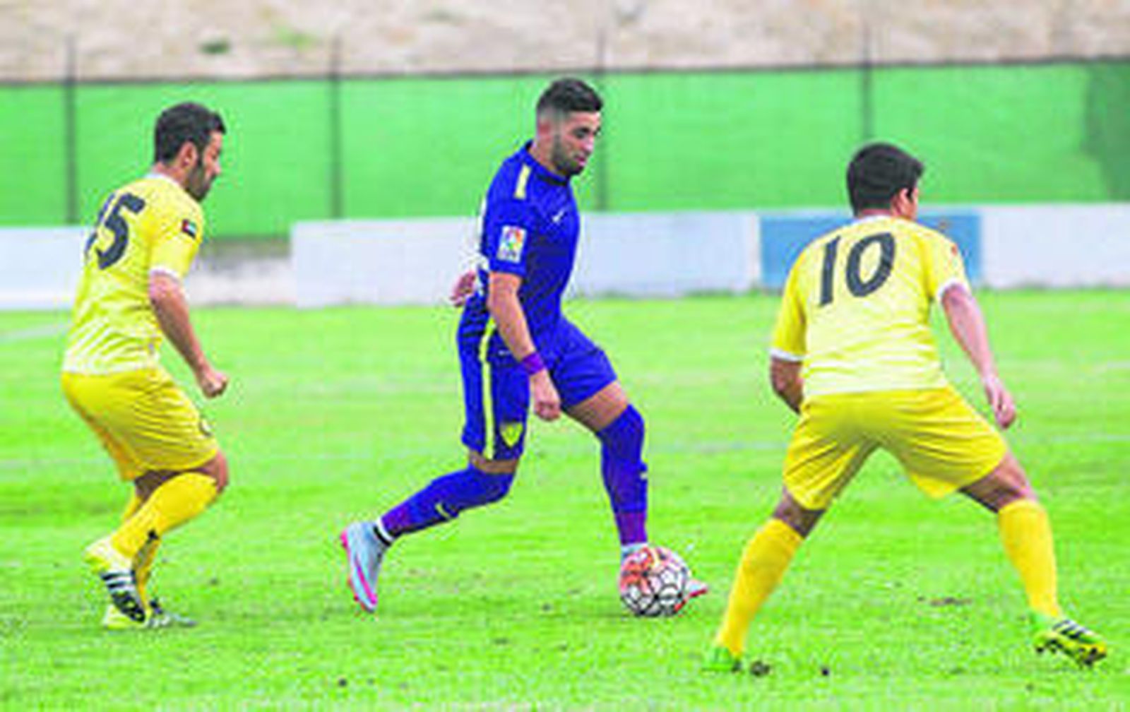 Tighadouini, entre dos rivales del Al-Wasl.