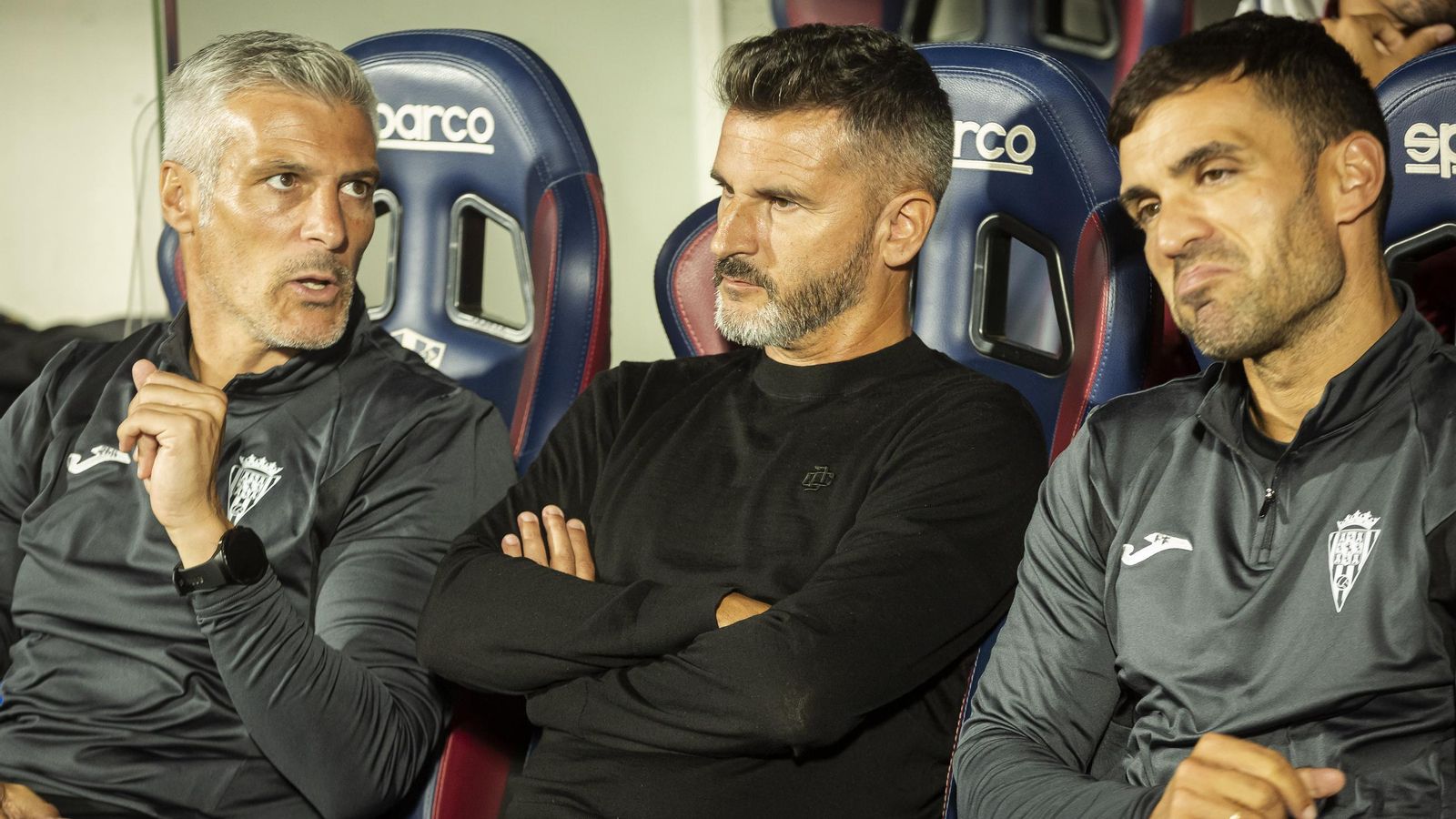 Ania, junto a su cuerpo técnico antes del Huesca - Córdoba CF.