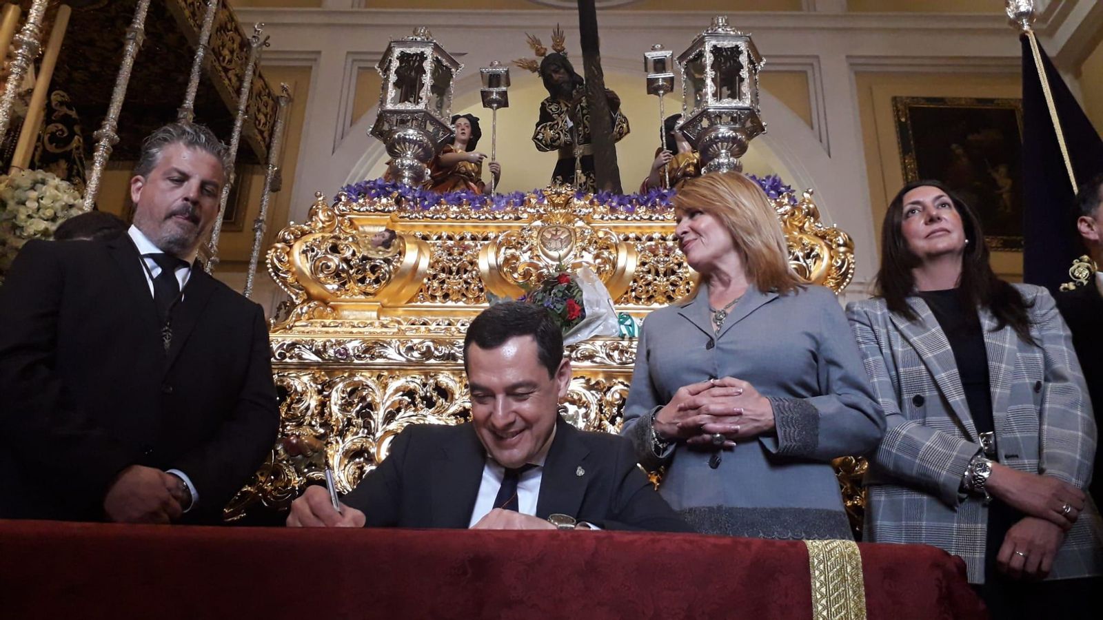 Juanma Moreno visita a la Hermandad del Calvario.