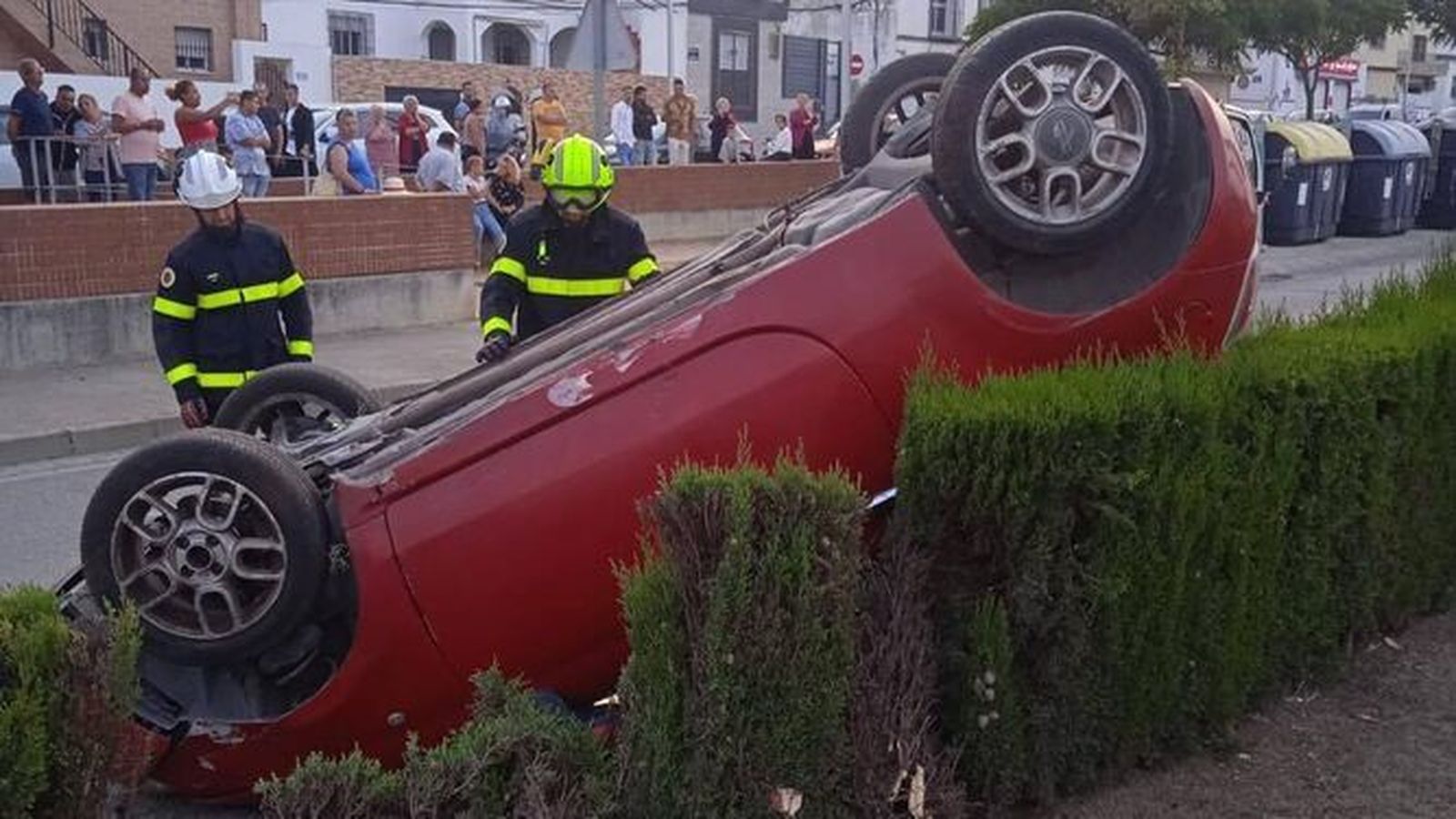 El vehículo quedó volcado junto a la mediana, aunque no hubo que lamentar daños personales.