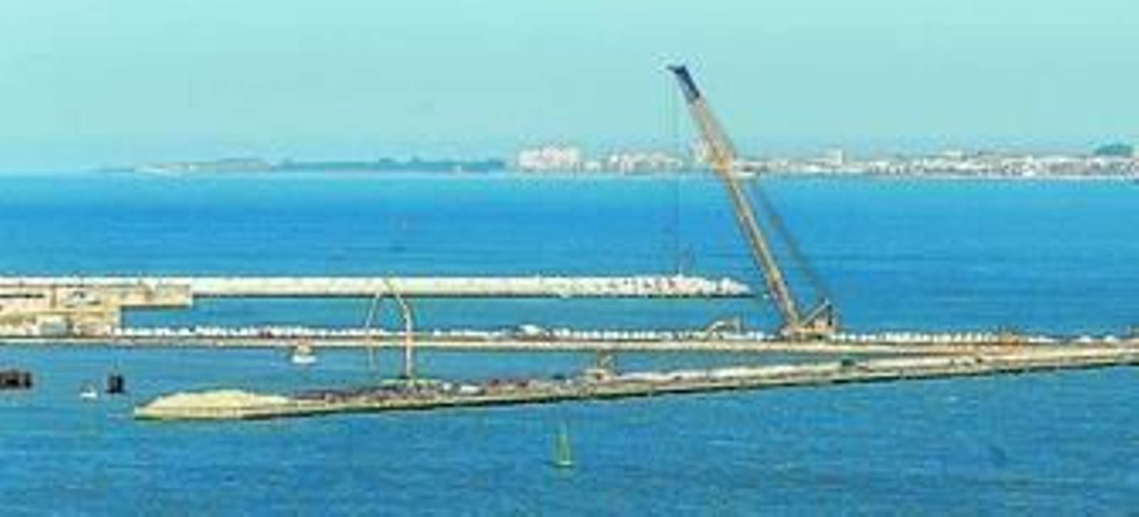 Imagen tomada el jueves pasado del estado actual en que se encuentra la obra de la futura terminal de contenedores del puerto de Cádiz.