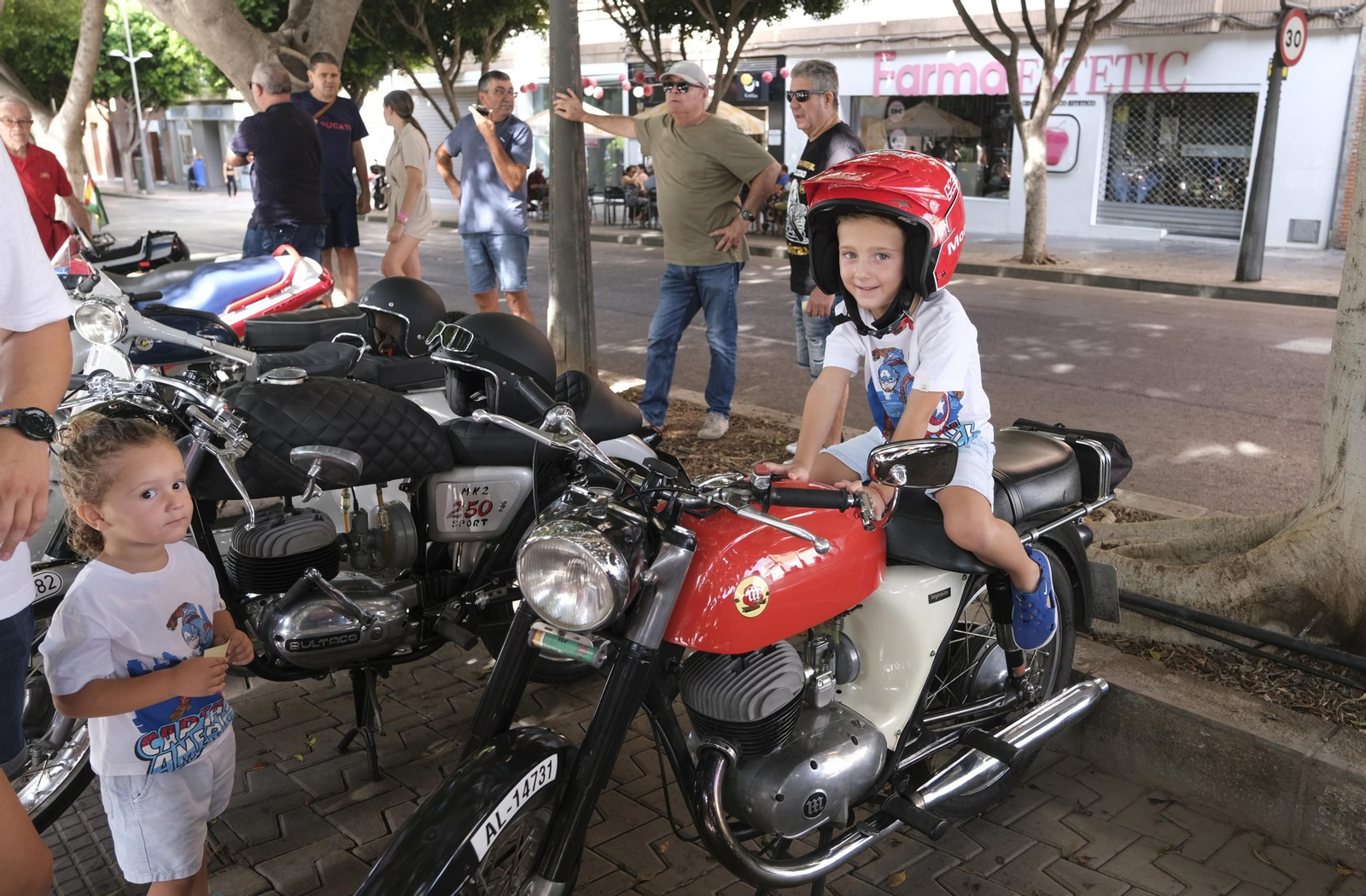 Exposición de motos antiguas y Ducatis en la Feria de Almería 2025, en imágenes