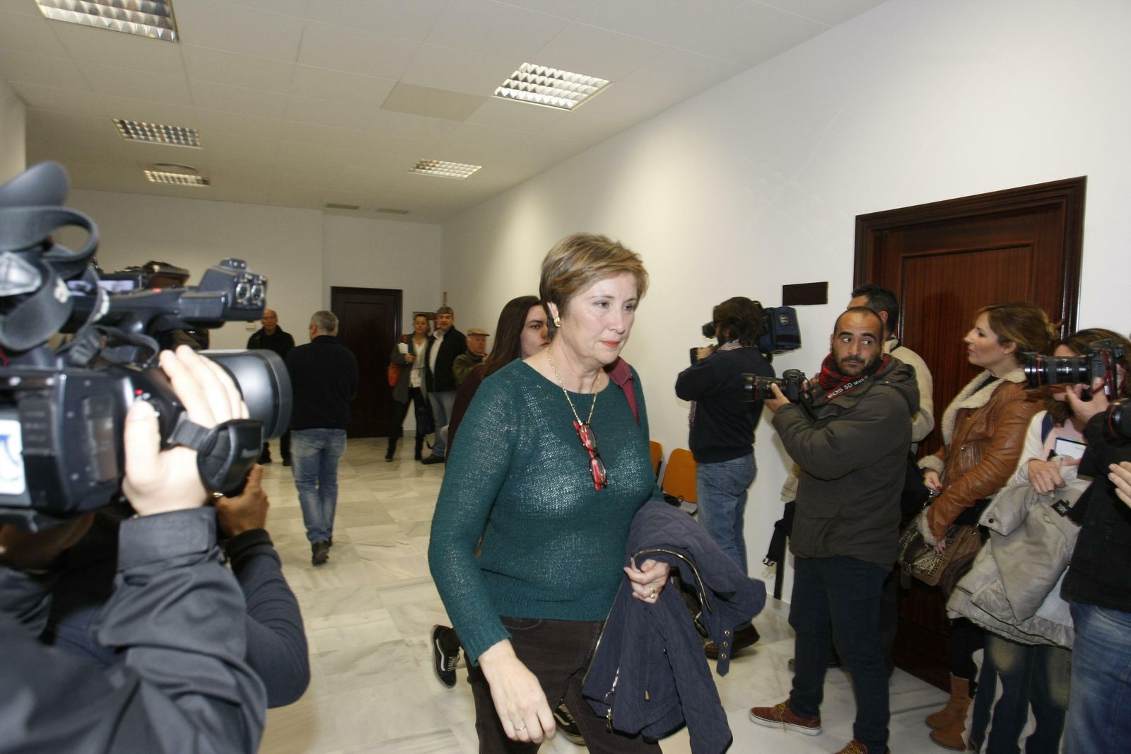 Carmen Martínez, en los pasillos de la sede de la Audiencia Provincial en Jerez, a su llegada a las sesiones del juicio del caso PTA.