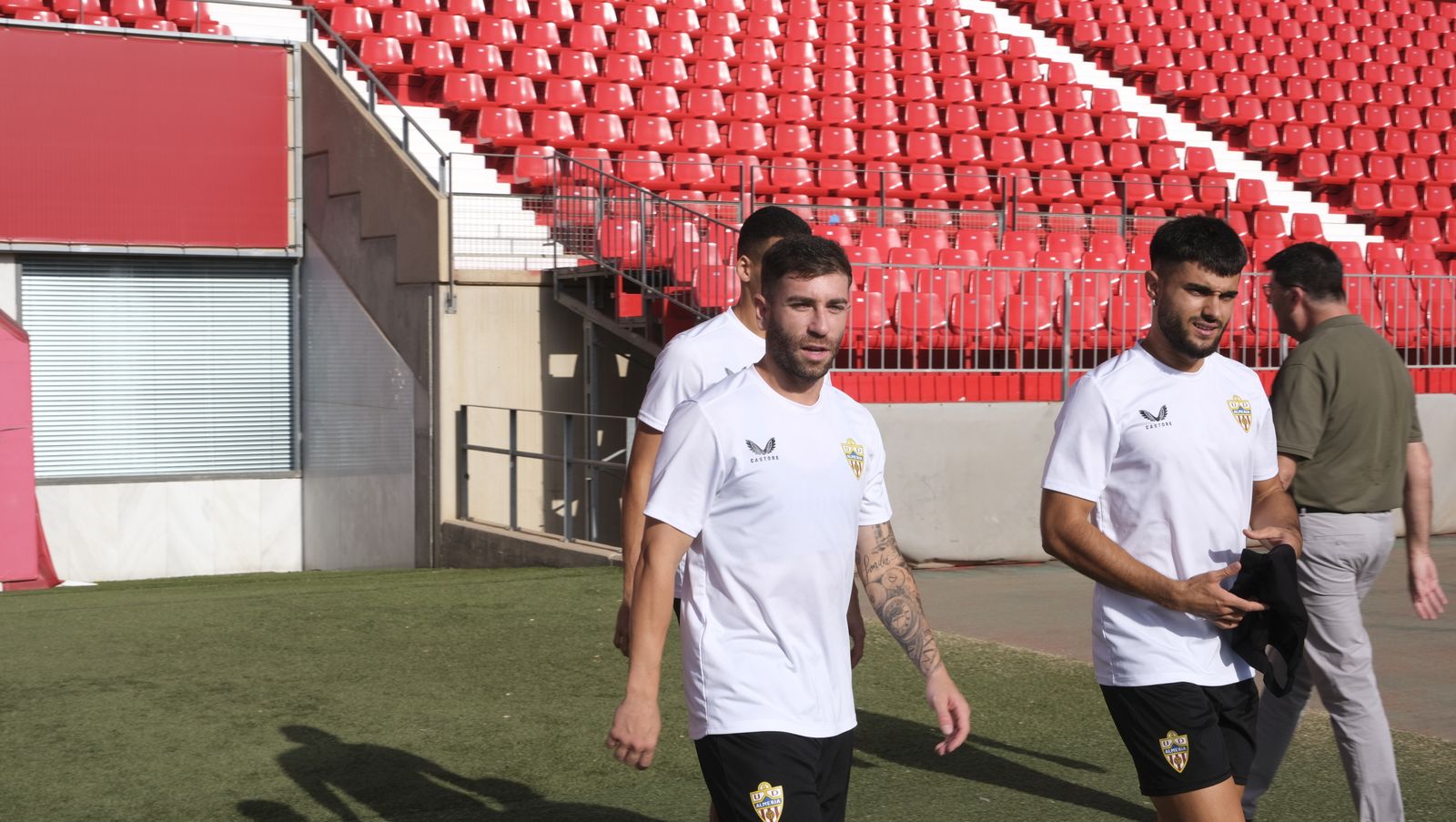 Imágenes de la visita de la Alcaldesa de Almería, María Vázquez, a los jugadores de la U.D. Almería