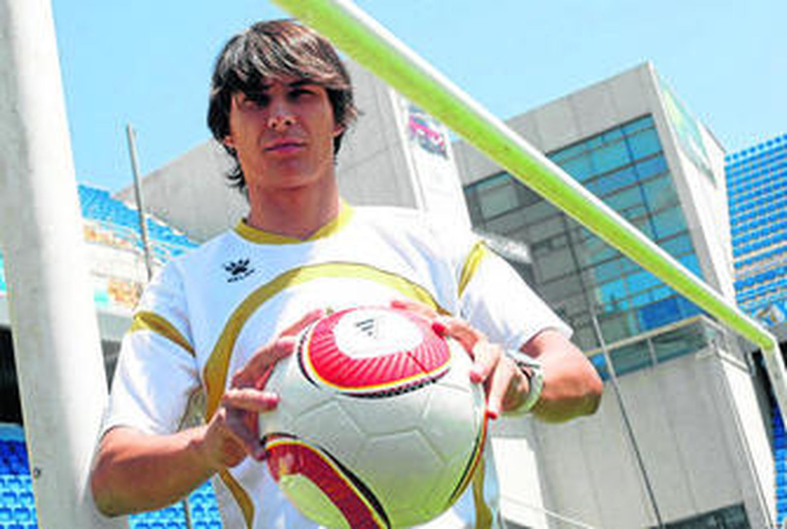 Gonzalo Gutiérrez sostiene un balón ante una de las porterías del Carranza.