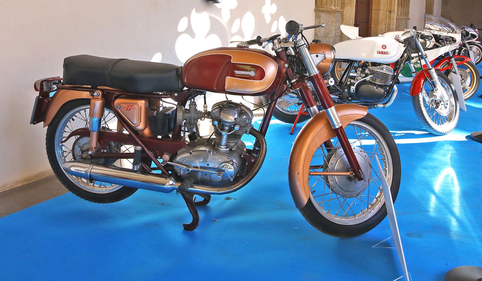 Imágenes de la ' Exposición de Motos Clásicas' en los Claustros