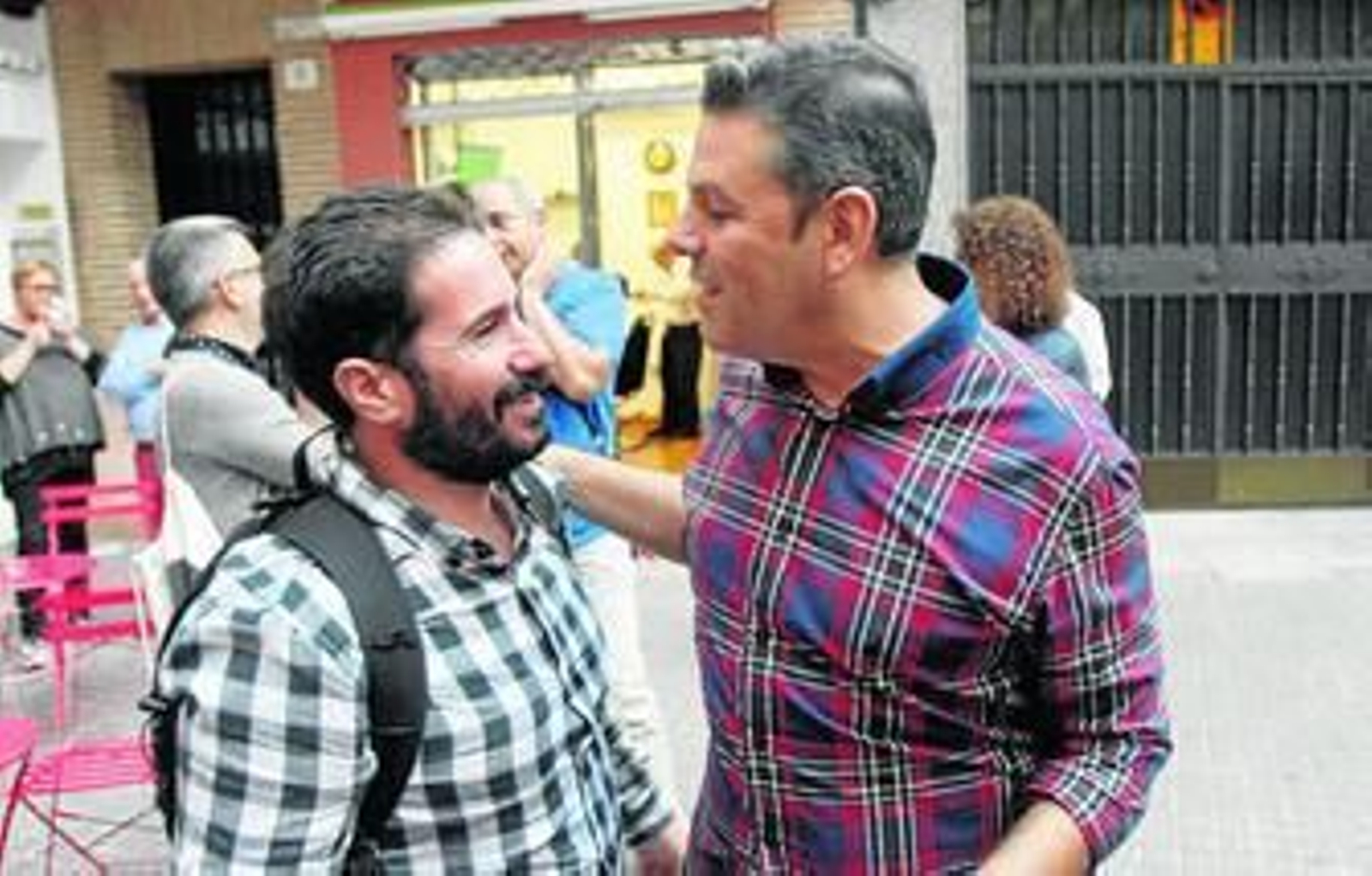 Antonio Manuel Rodríguez (derecha) conversa con el parlamentario cordobés de Podemos, David Moscoso.