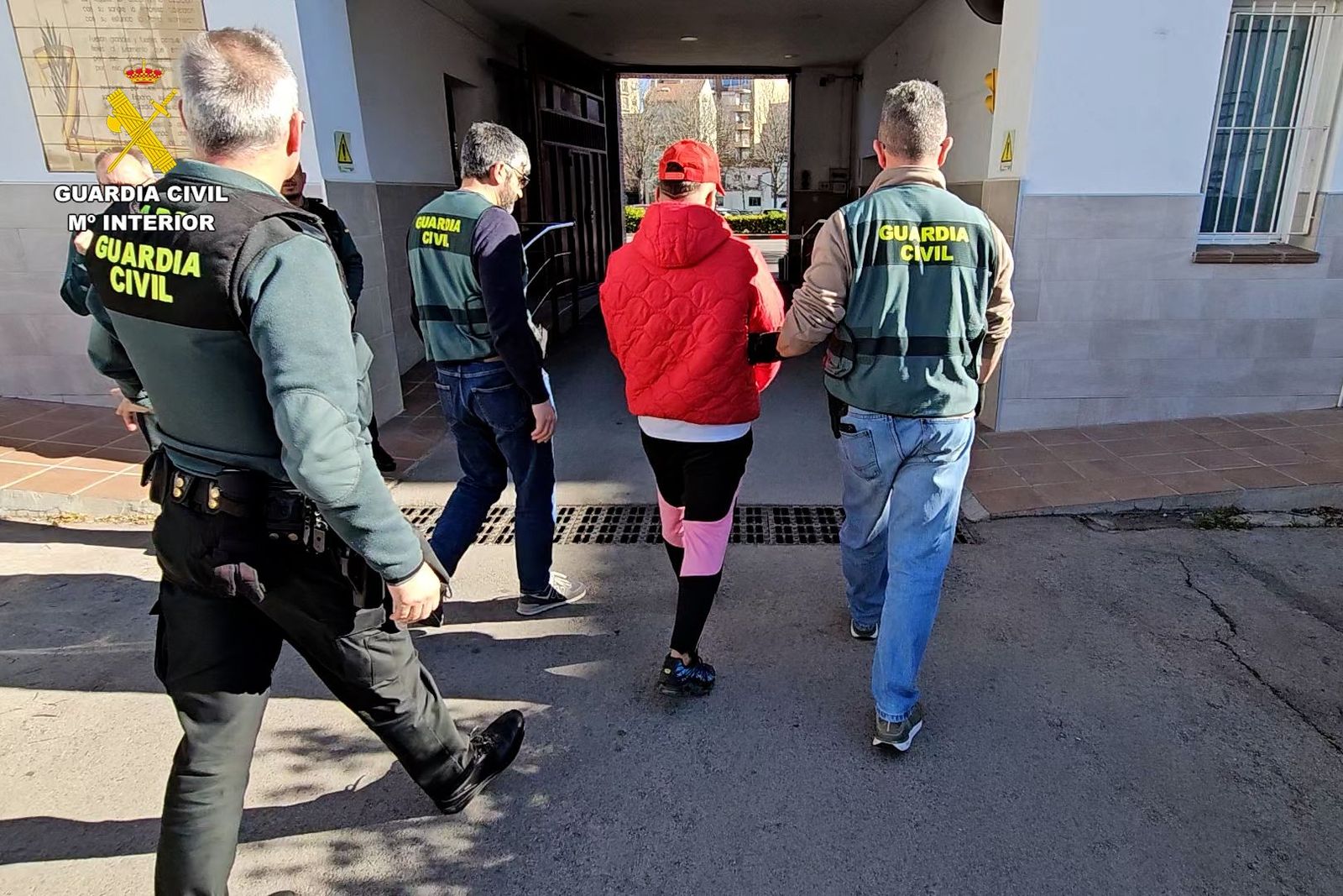La Guardia Civil con el detenido por difundir videos de agresiones entre menores a través de una aplicación.