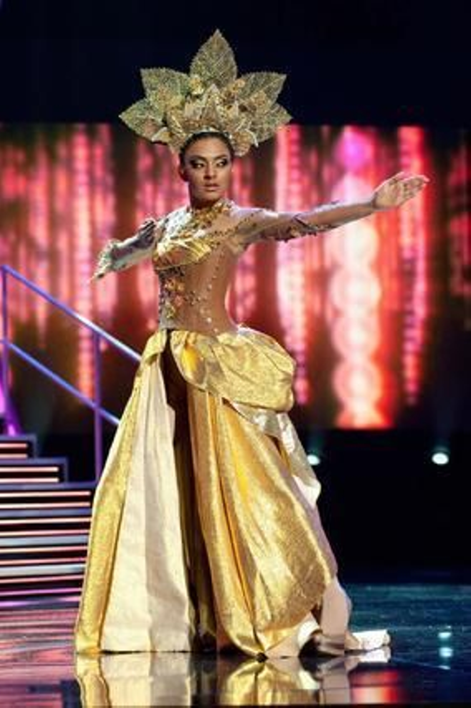 La candidata malasia a Miss Universo 2010, Nadine Ann Thomas, posa luciendo su traje nacional. 

Foto: EFE