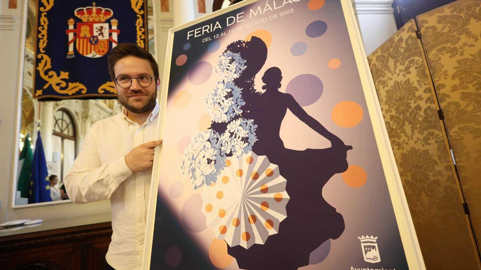 El ganador del concurso, José Carlos Moriel Coronado, con su cartel
