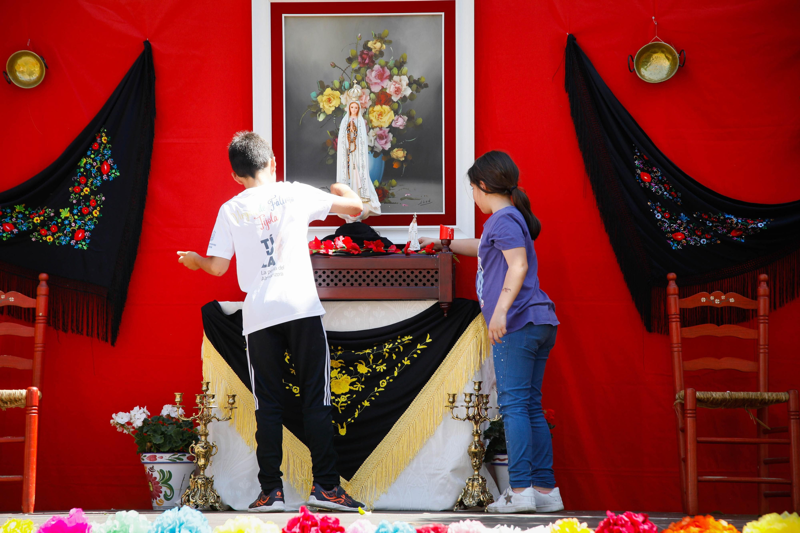 Así es la gran alfombra de serrín para que levite la Virgen de Fátima de Tíjola