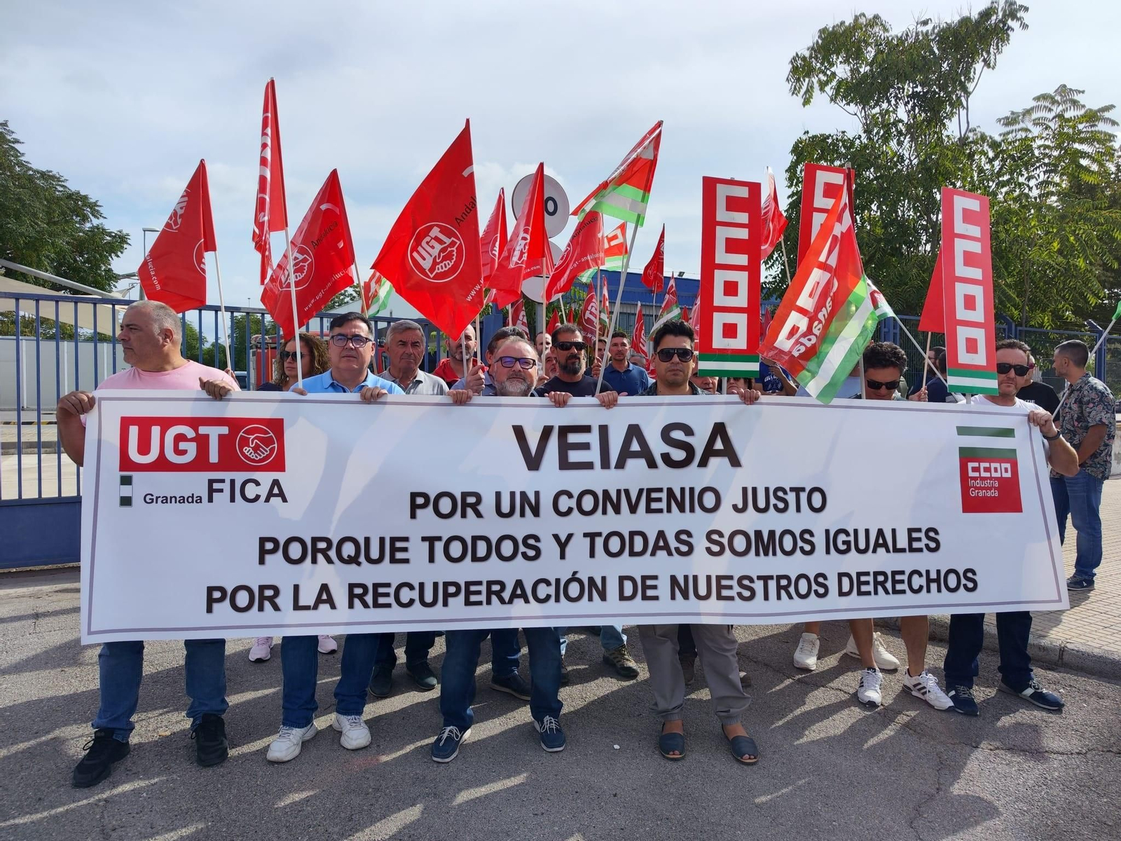 Imagen de la concentración a las puertas de la ITV de Peligros Imagen de la concentración a las puertas de la ITV de Peligros