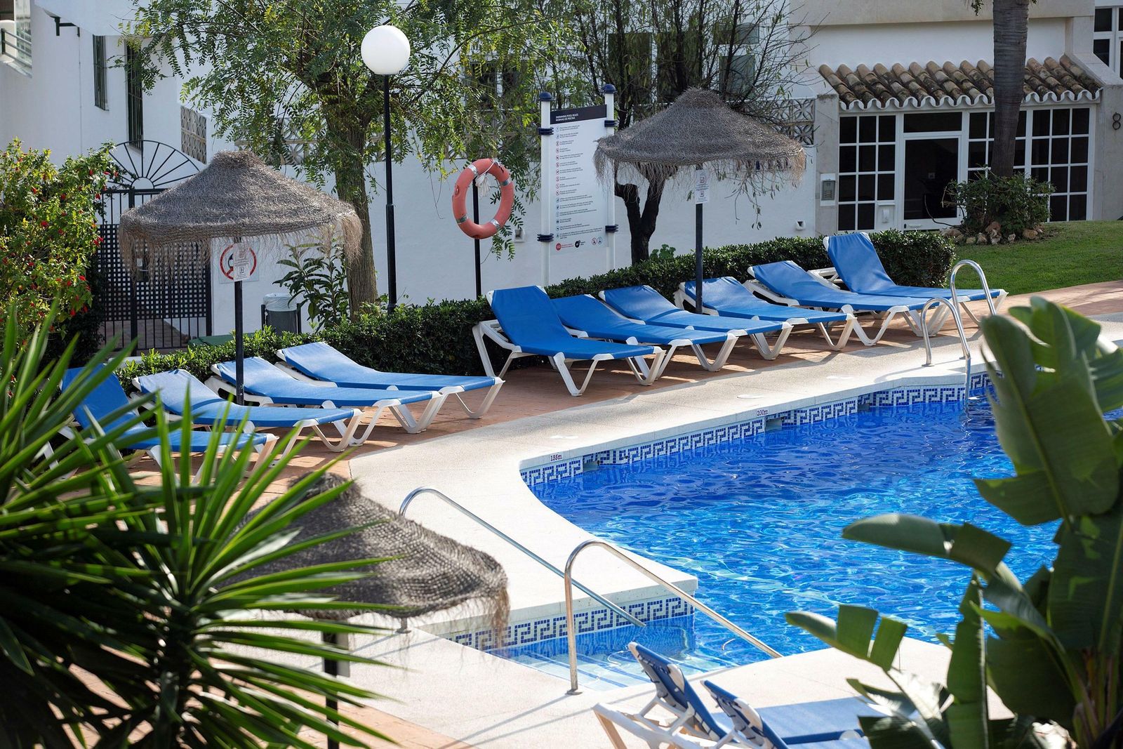 Imagen de la piscina en la que murieron dos menores y su padre, en Mijas.