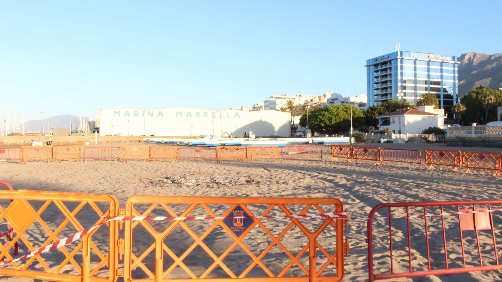 Los restos de la hoguera principal de la playa El Cable.