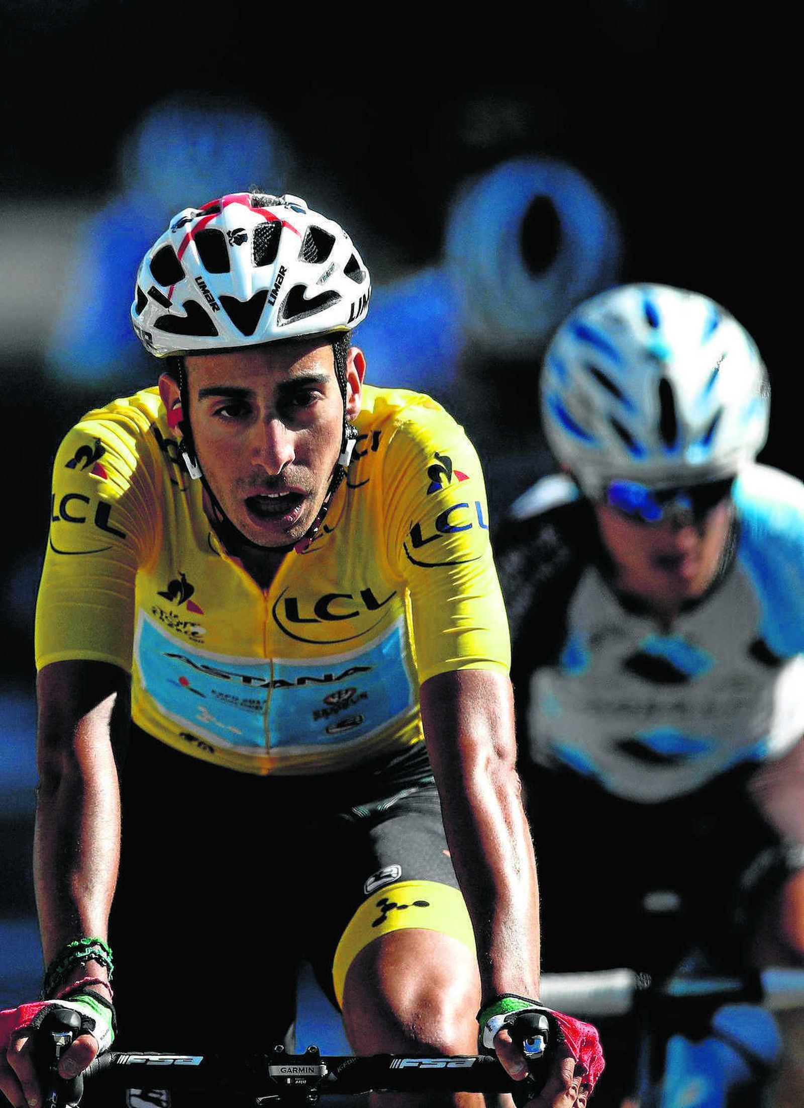 Fabio Aru, aún con el 'maillot' amarillo,  cruza la línea de meta visiblemente cansado.