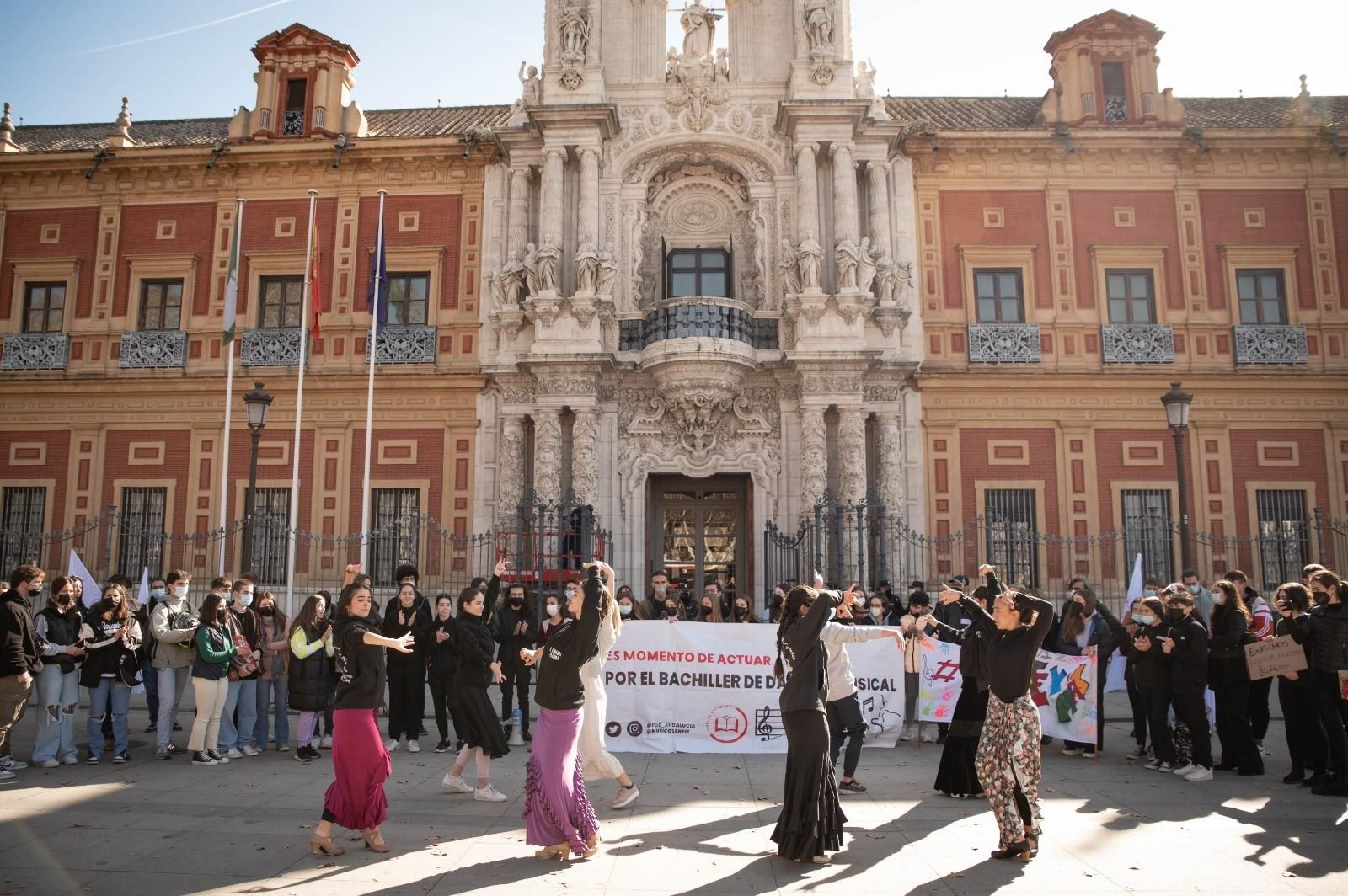 Estudiantes de Música y Danza protestan ante el Palacio de San Telmo, acompañados de sus familiares.