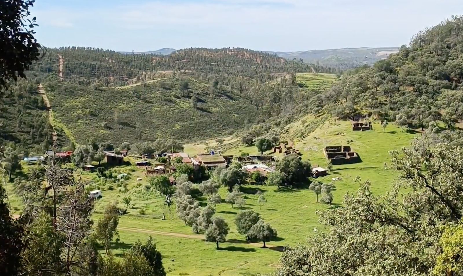 Una eco aldea que vive al ritmo del campo y el sol