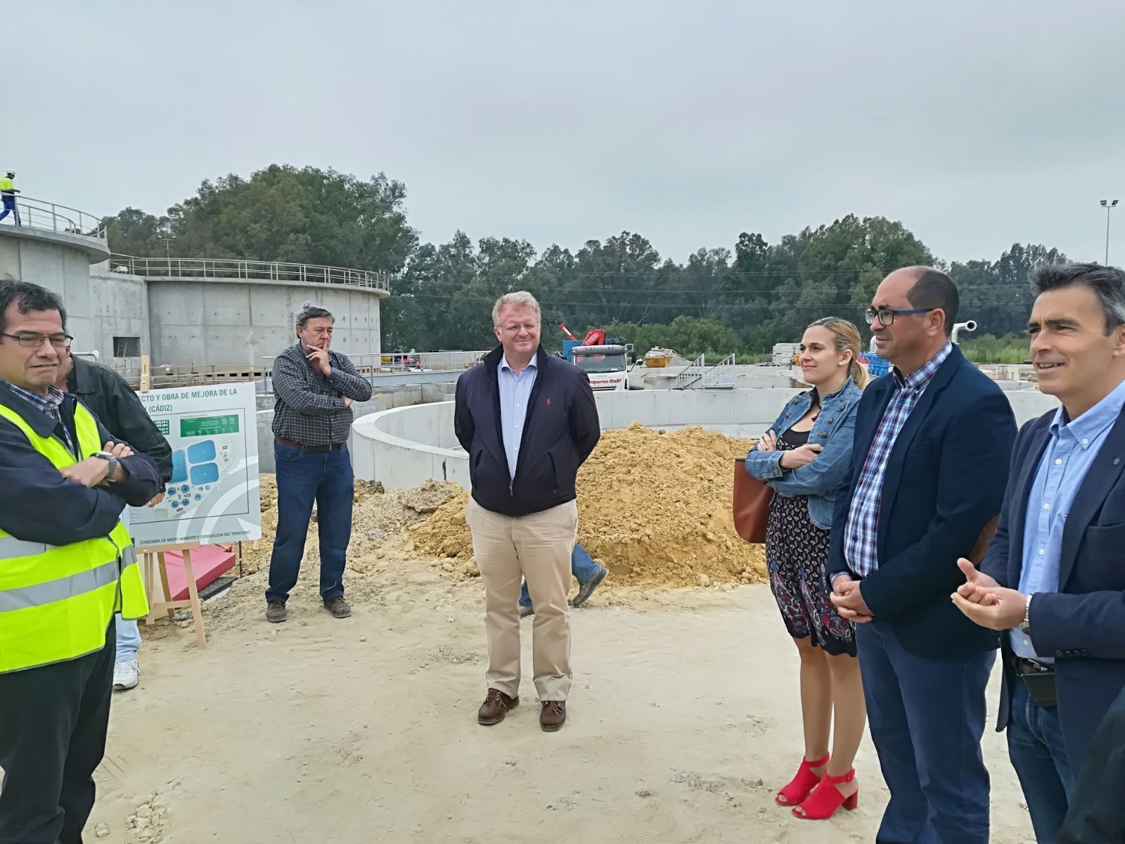 El alcalde de Villamartín y el delegado de Medio Ambiente, ayer en su visita a los trabajos en la depuradora.