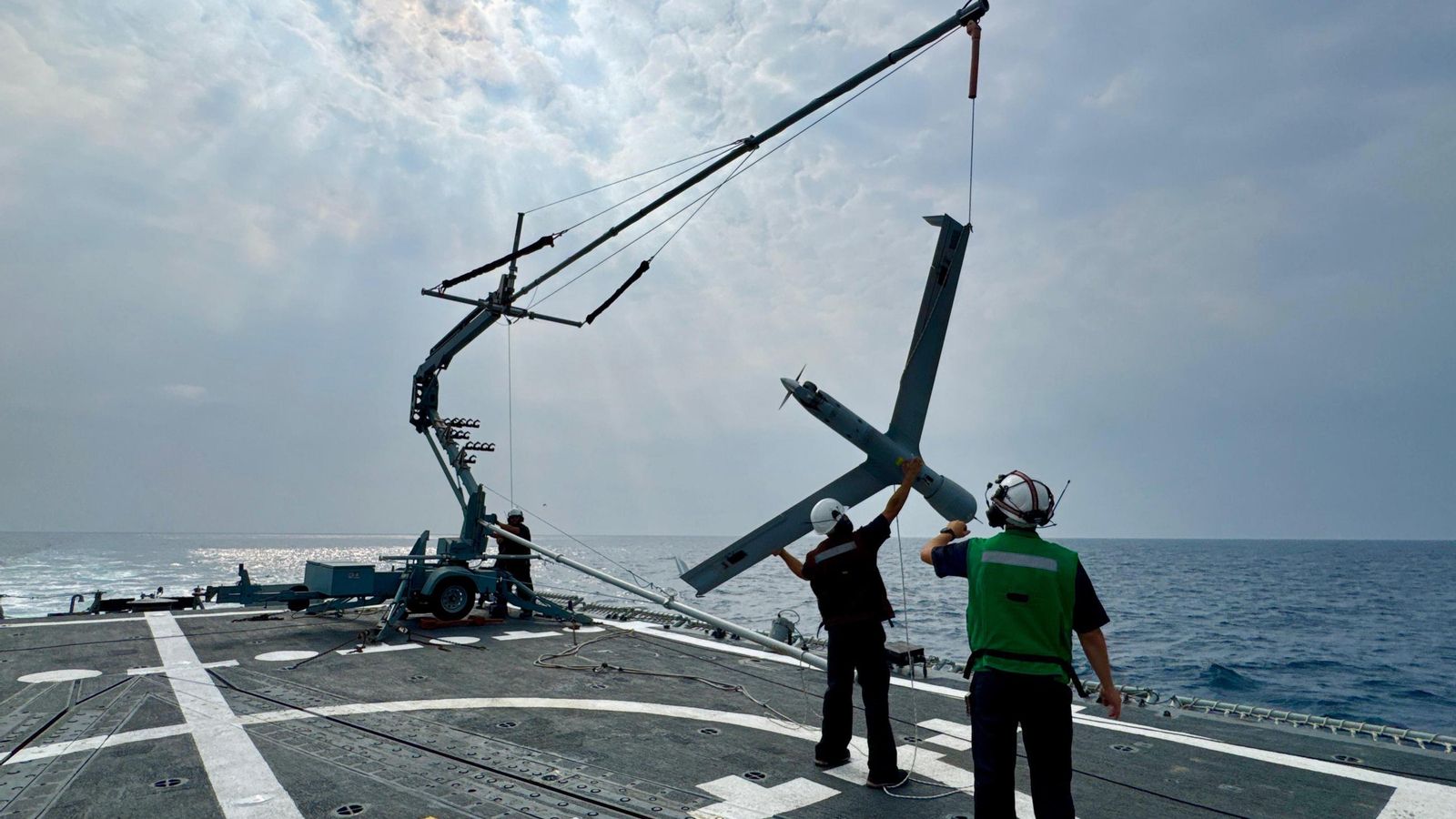 El 'Scan eagle' en la fragata 'Victoria'.