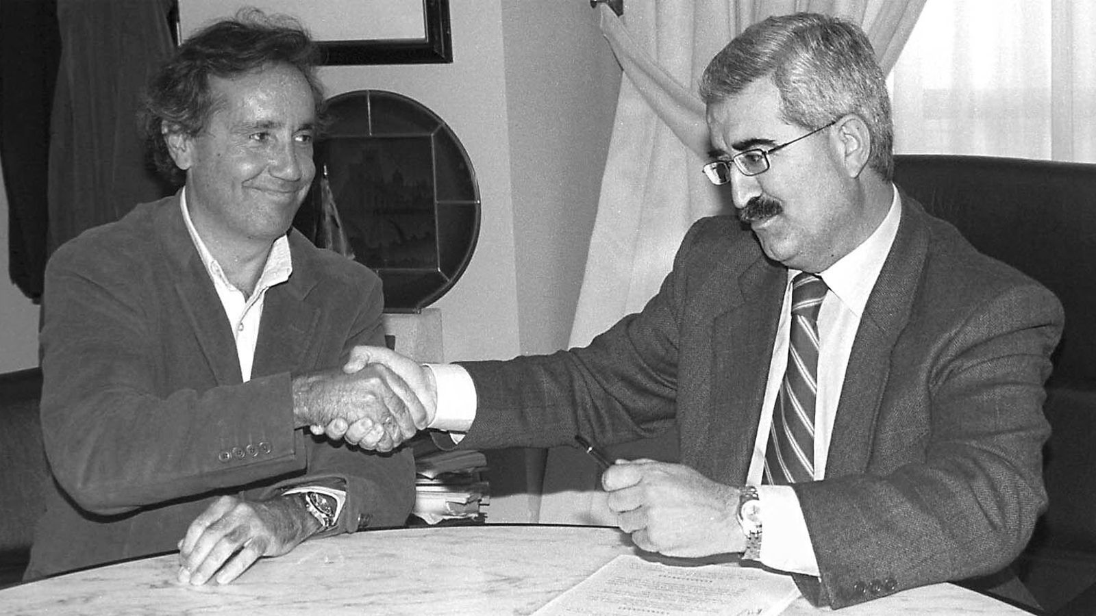 Joaquín Arespacochaga sellando la venta de Sancti Petri con el alcalde de Chiclana en 2002
