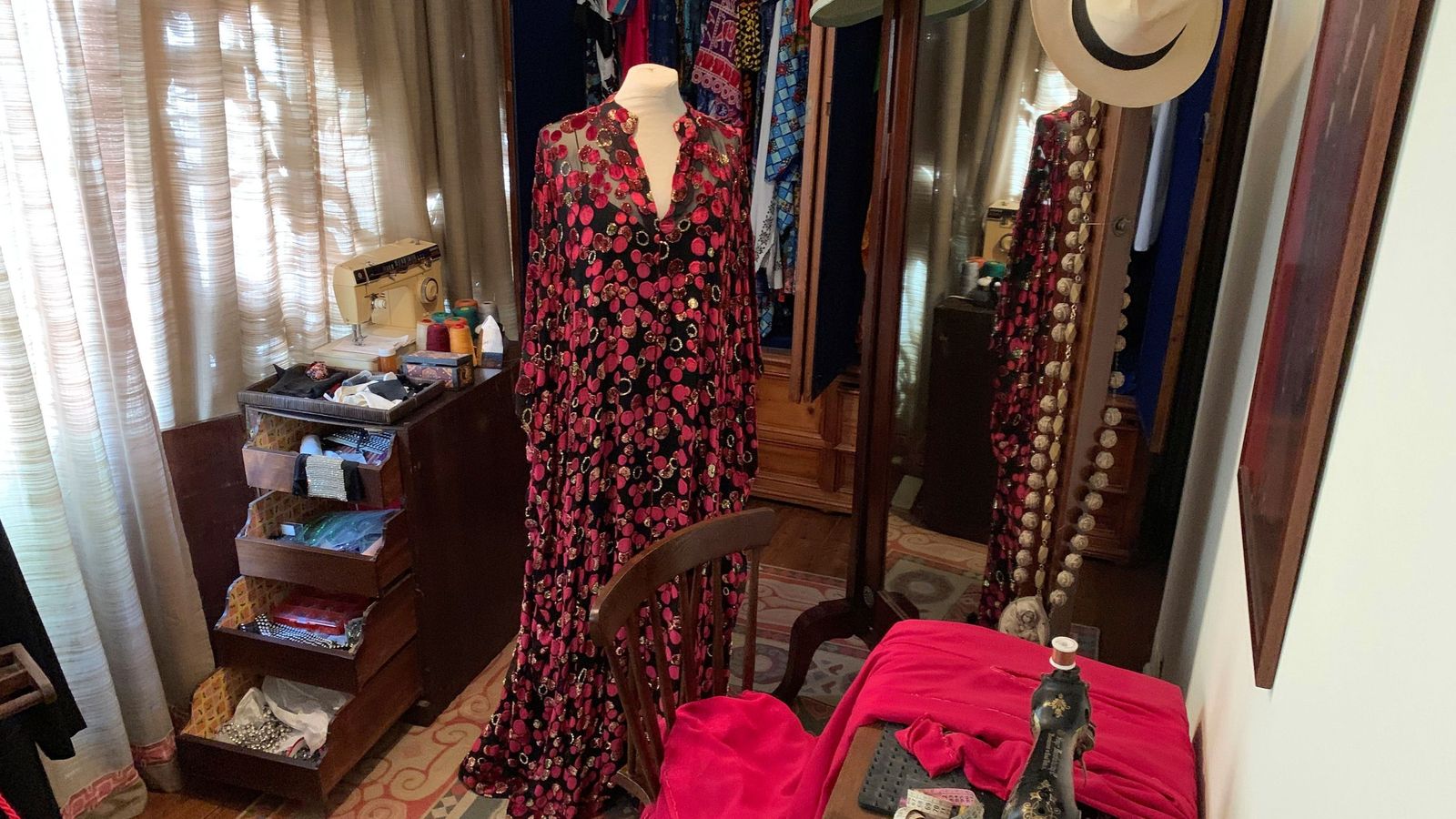 Vestuario de Amália en su casa-museo. Sorprende el colorido porque actuaba vestida de negro.