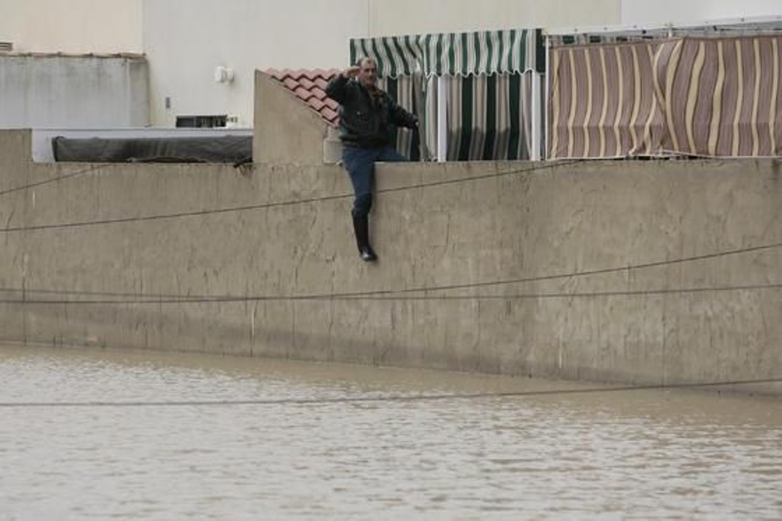 El Río Guadalquivir se desborda a su paso por Lora del Río./ J.C Muñoz