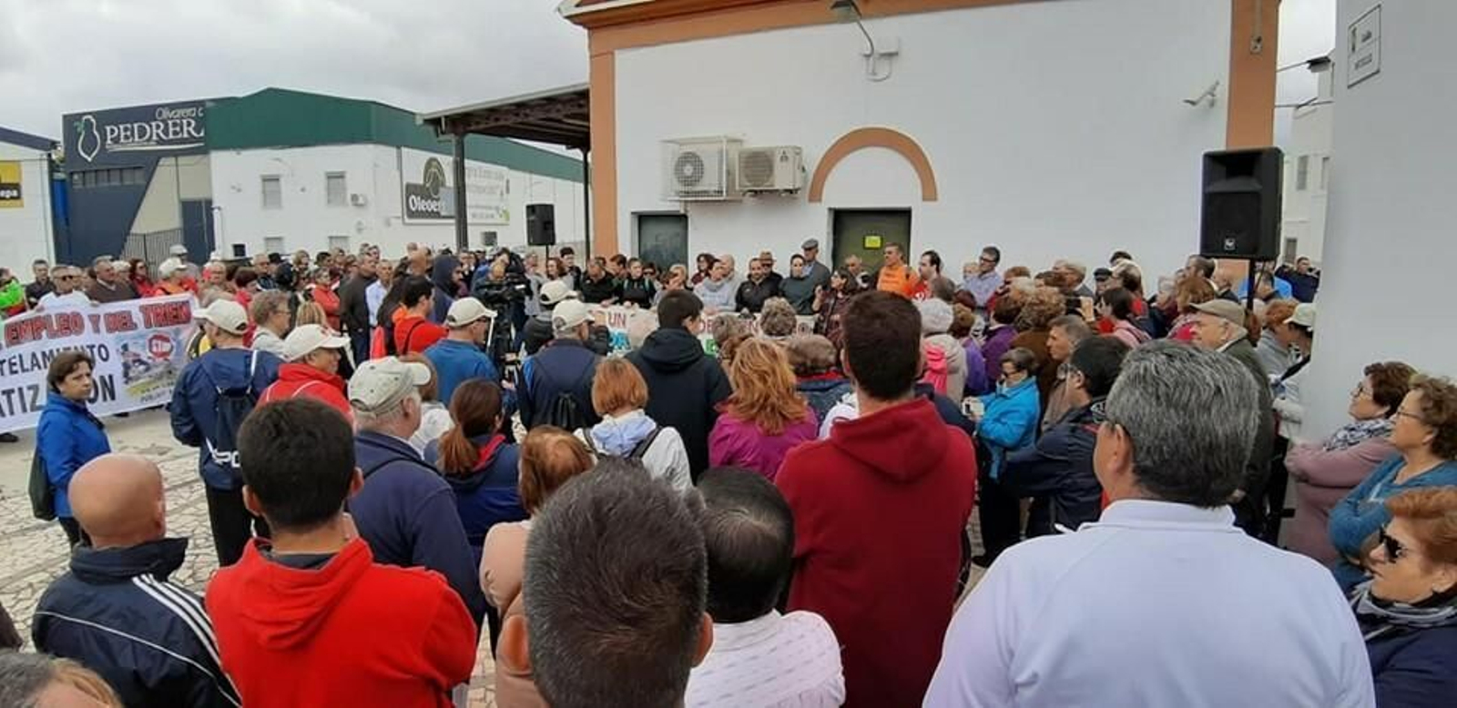 Concentración de la marcha por el tren rural andaluz, en la estación de Pedrera, en noviembre pasado. Concentración de la marcha por el tren rural andaluz, en la estación de Pedrera, en noviembre pasado.