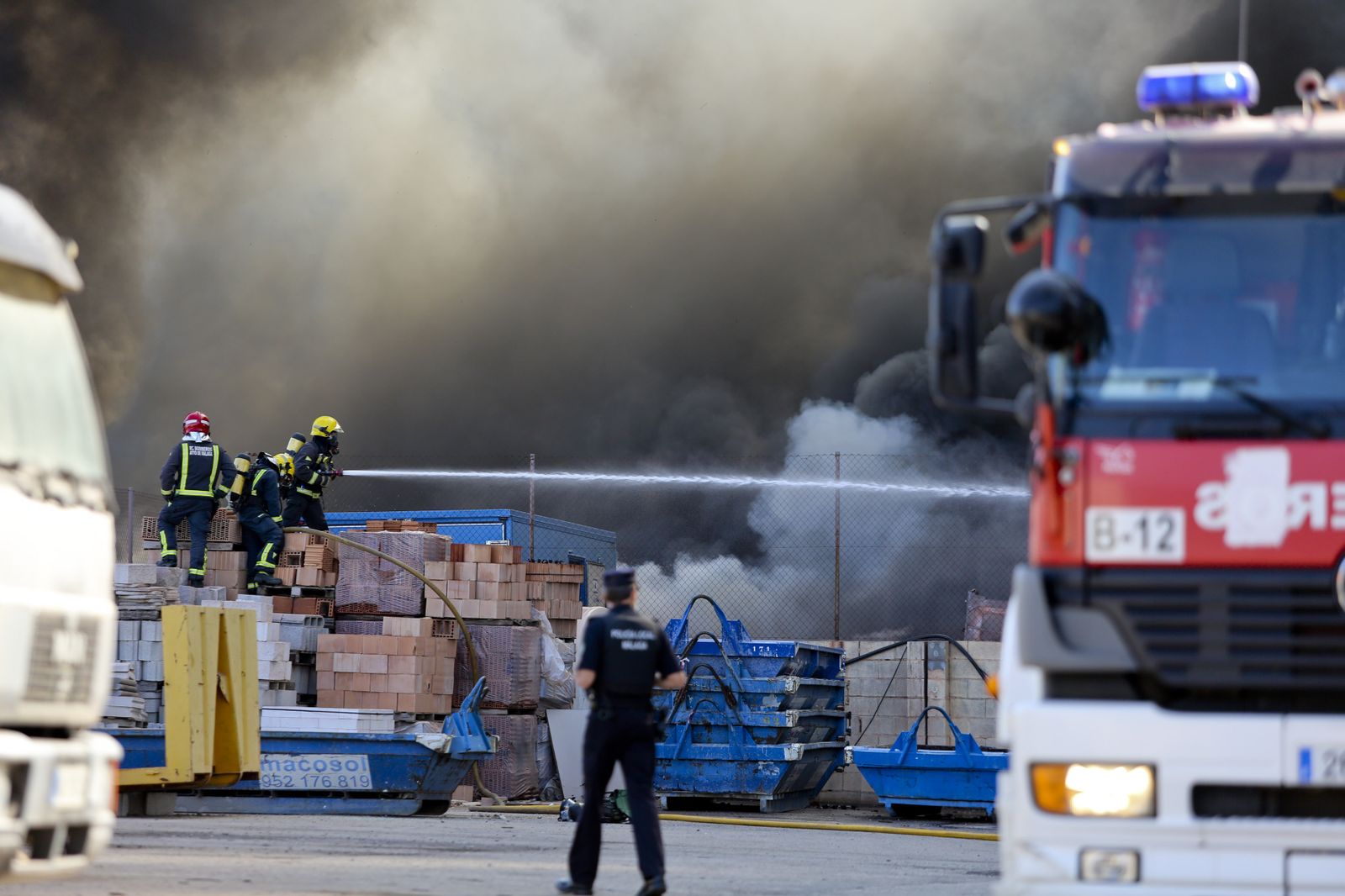 El incendio en el polígono Guadalhorce de Málaga, en fotos