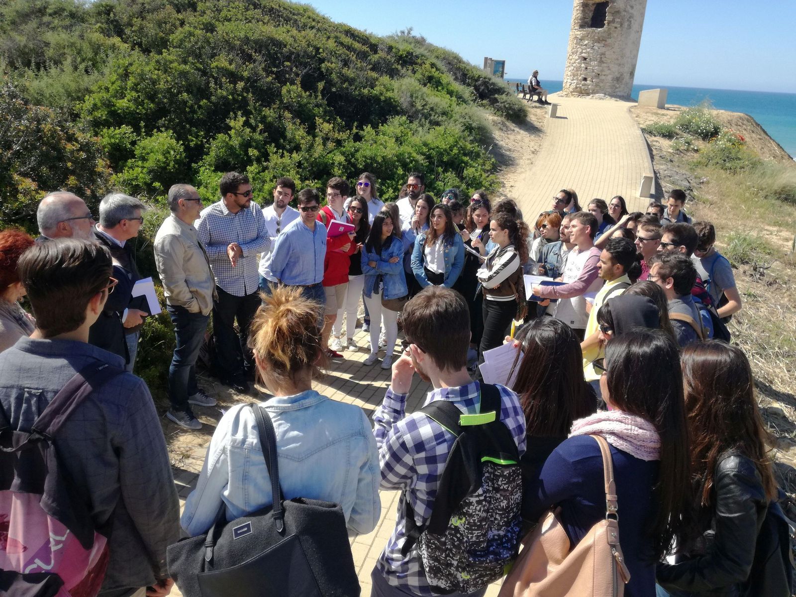 Estudiantes durante su visita a la Torre del Puerco.