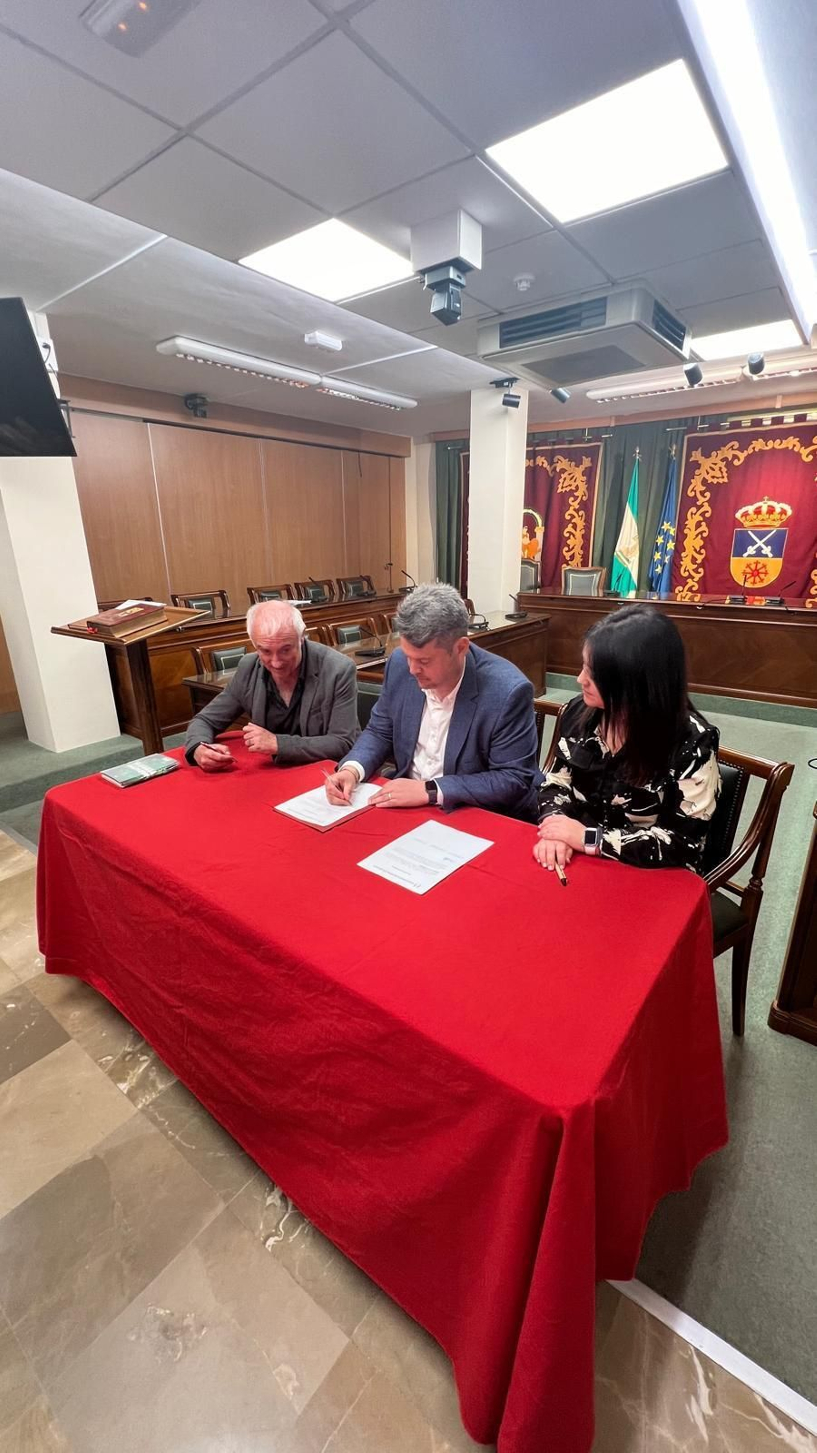 El alcalde Carlos Porcel, la portavoz de Maracena Conecta, Amabel Adarve, y el portavoz de Izquierda Unida, Antonio Segovia, firman el proceso estabilización en el Ayuntamiento de Maracena El alcalde Carlos Porcel, la portavoz de Maracena Conecta, Amabel Adarve, y el portavoz de Izquierda Unida, Antonio Segovia, firman el proceso estabilización en el Ayuntamiento de Maracena