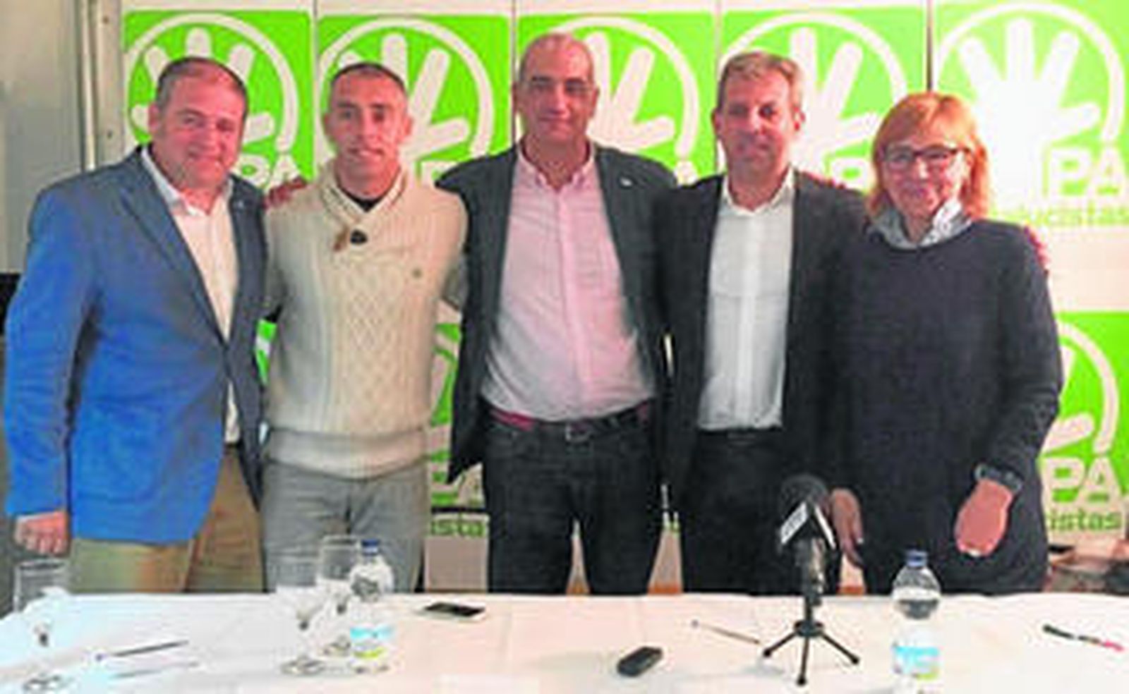 Romero, Torán, Ruiz, Galindo y Vaca, ayer en la sede del PA de Tarifa.