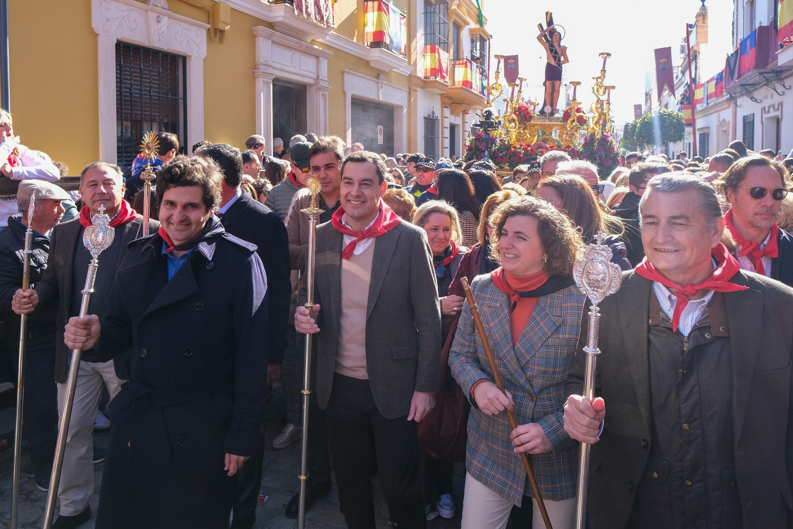 Juanma Moreno junto a Morante y la alcaldesa en la procesión del santo patrón.