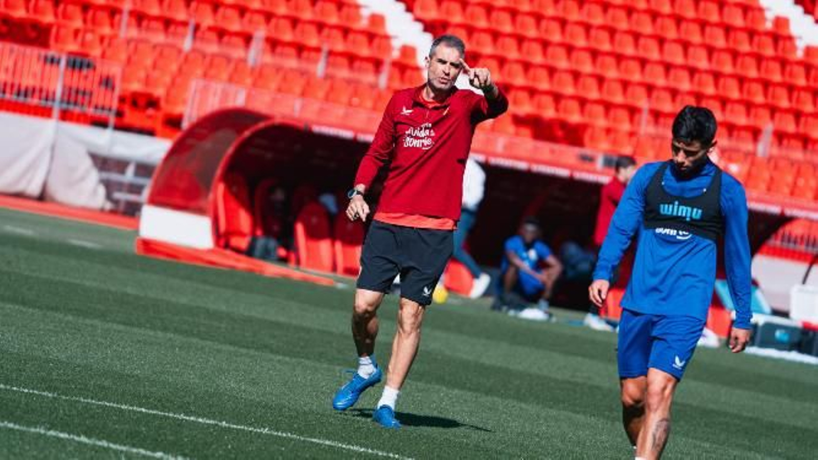 Garitano da indicaciones en el entrenamiento de este jueves en el Power Horse Stadium.