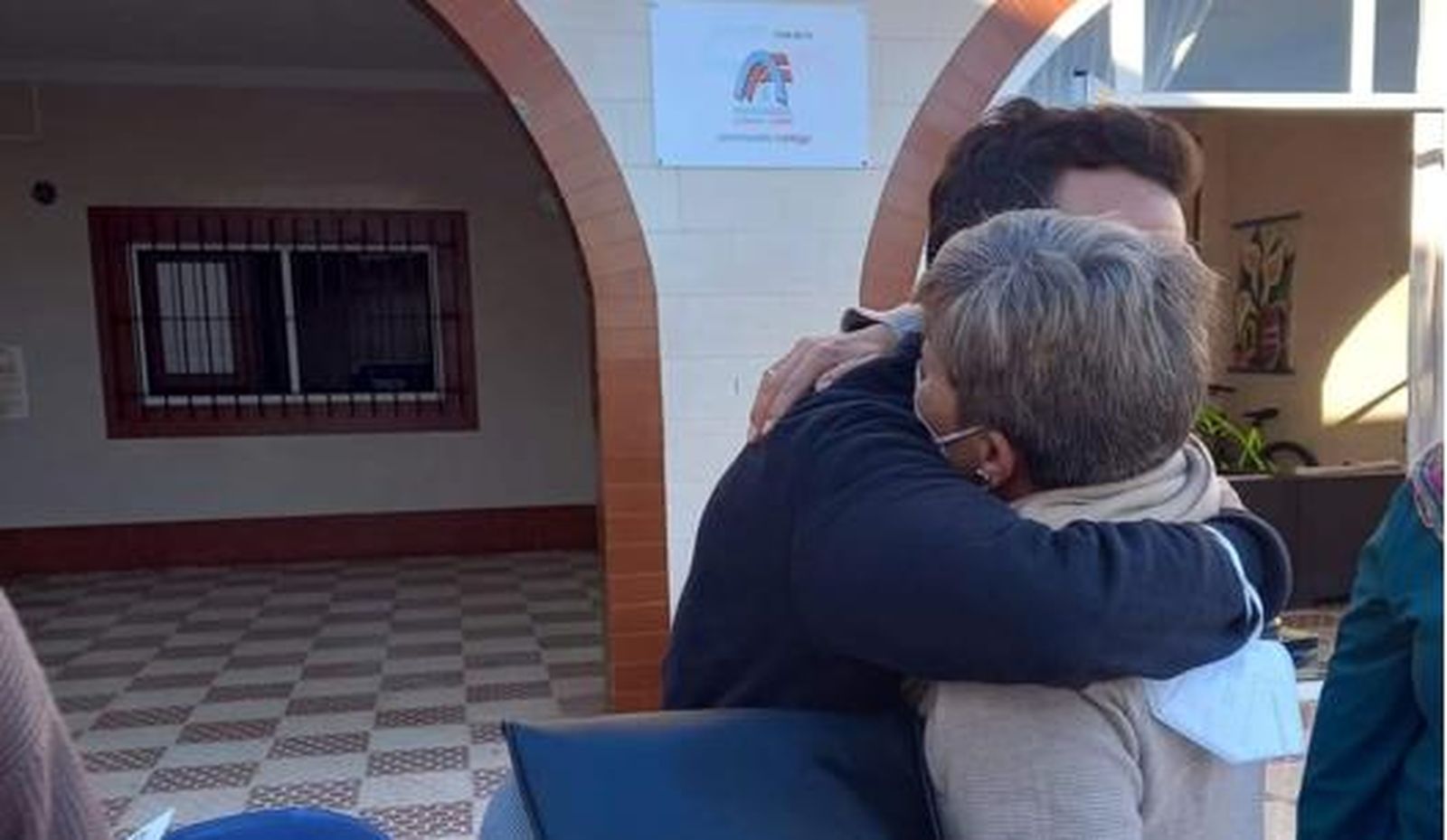 La directora del centro, Olga Pérez, despidiéndose de un compañero de Afanas en una imagen publicada por la asociación en sus redes sociales.