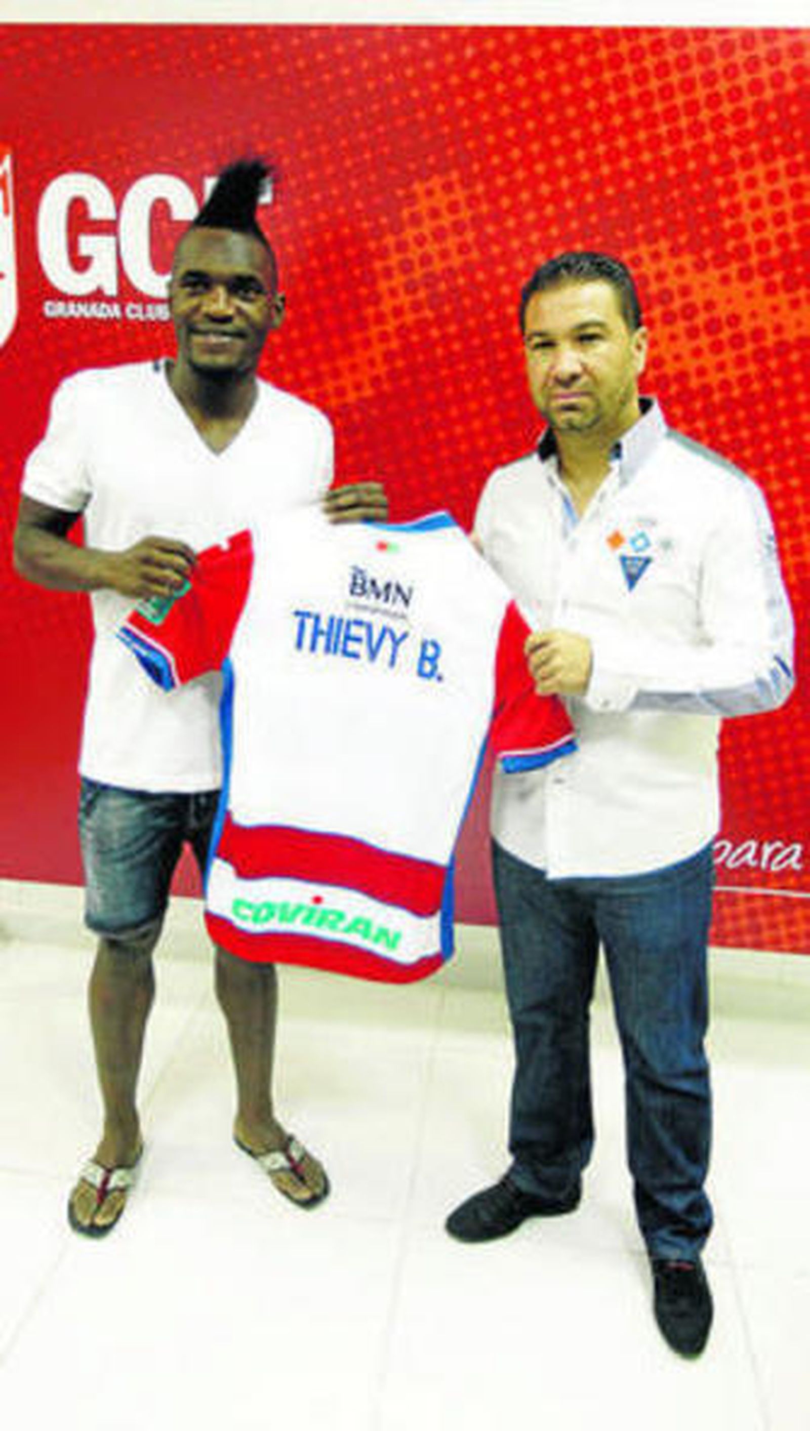 Thievy posa con su nueva camiseta junto a Cordero.