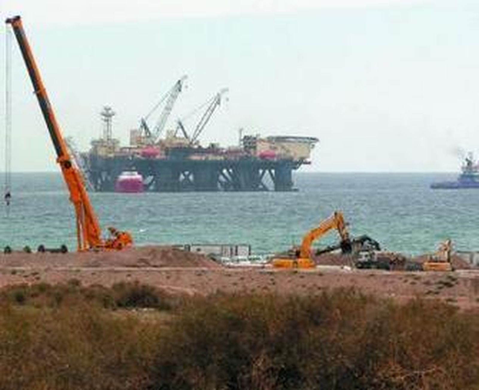 La plataforma de Medgaz se situó ayer en El Perdigal.