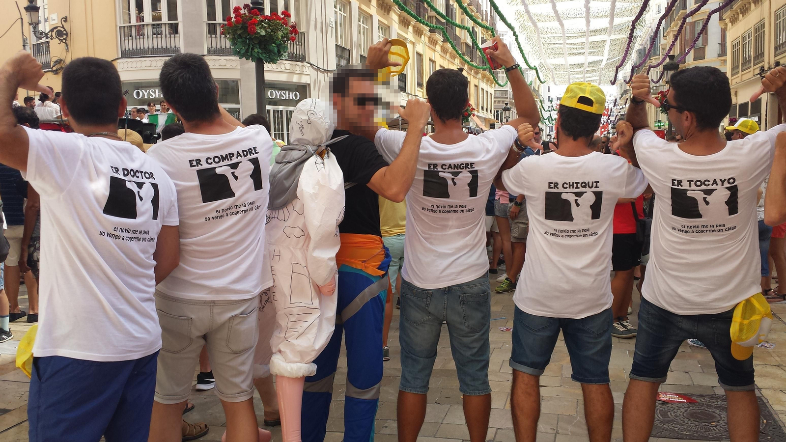 Varias amigos en una despedida de soltero por la calle Larios.