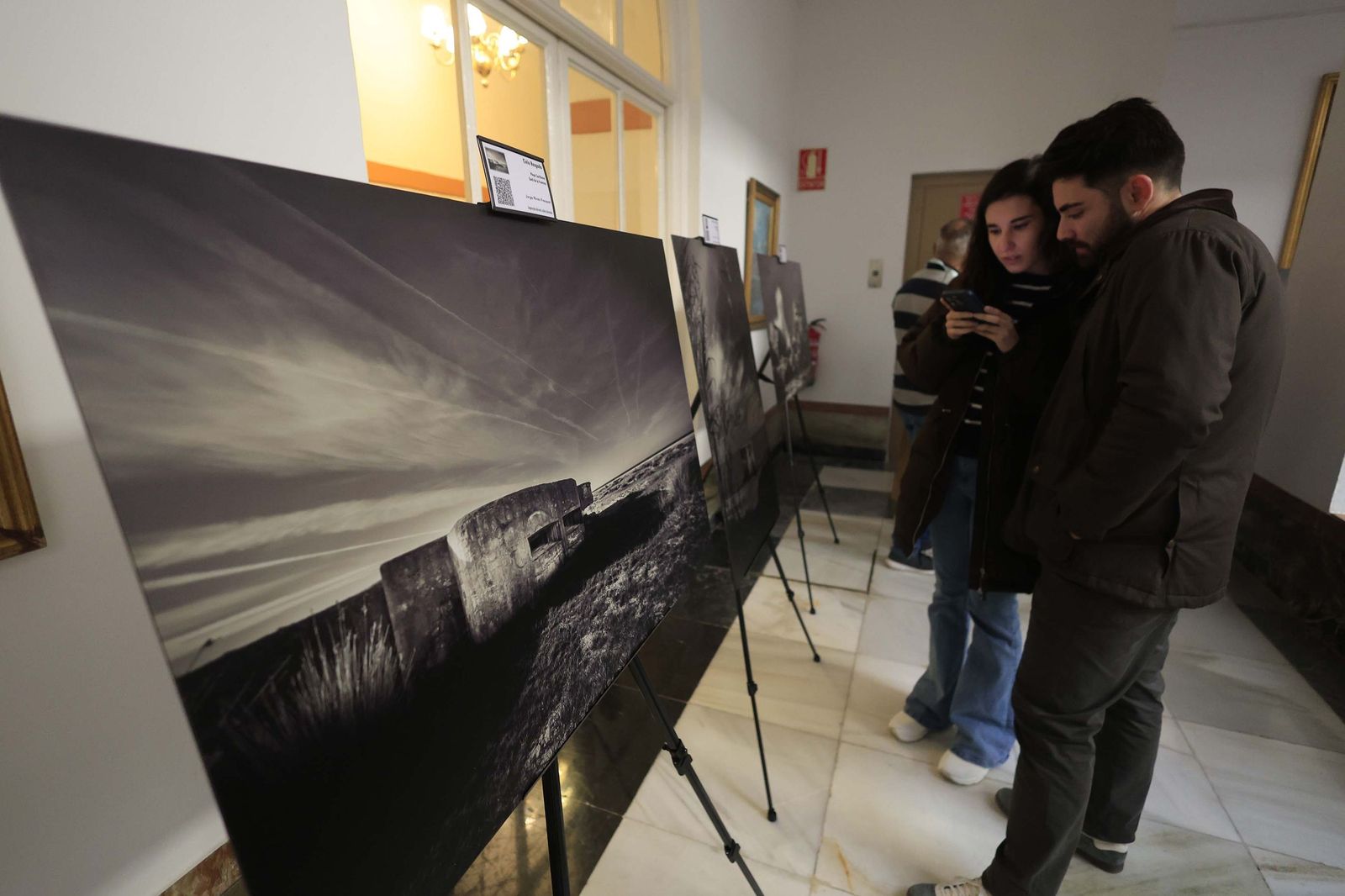Fotos de las exposiciones "Testimonio de guerra" y "I Concurso Internacional de Fotografía Iulia Traducta" en el Congreso Andaluz de Fotografía en Algeciras