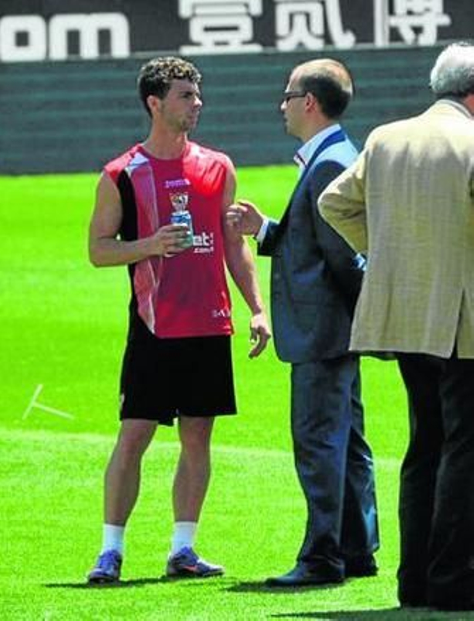 Rodri se refresca con una bebida isotónica mientras conversa con Adolfo Muñoz.