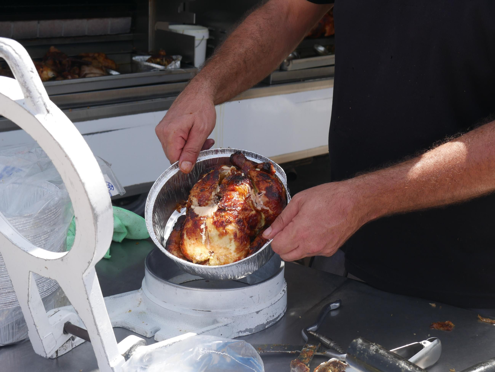 Así es la venta de pollos asados en los negocios ambulantes de Almería