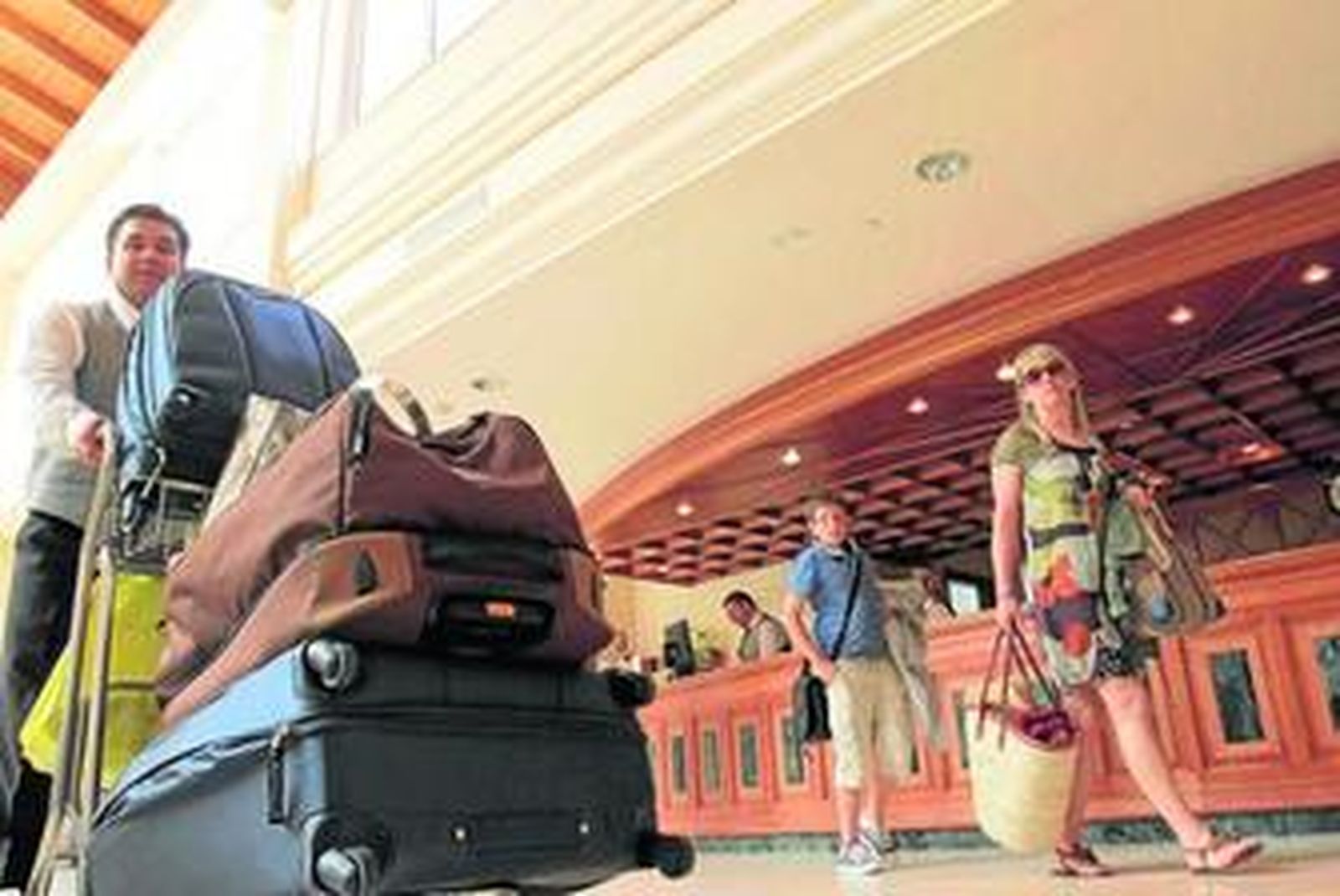 Carro de maletas en la recepción de uno de los hoteles de la costa de Chiclana, en una imagen de agosto.