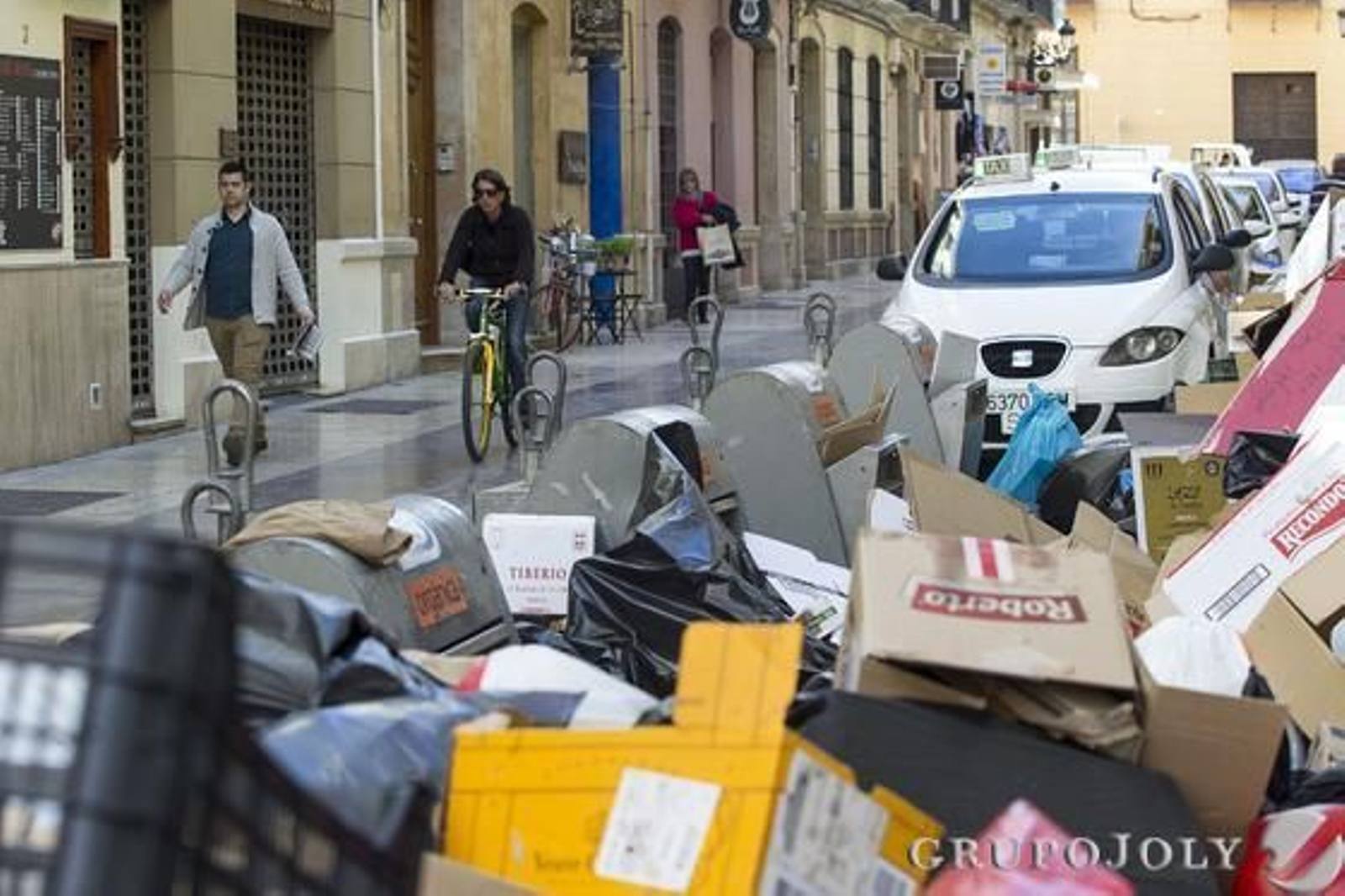 Imágenes de la huelga de basura de Limasa en diferentes distritos
