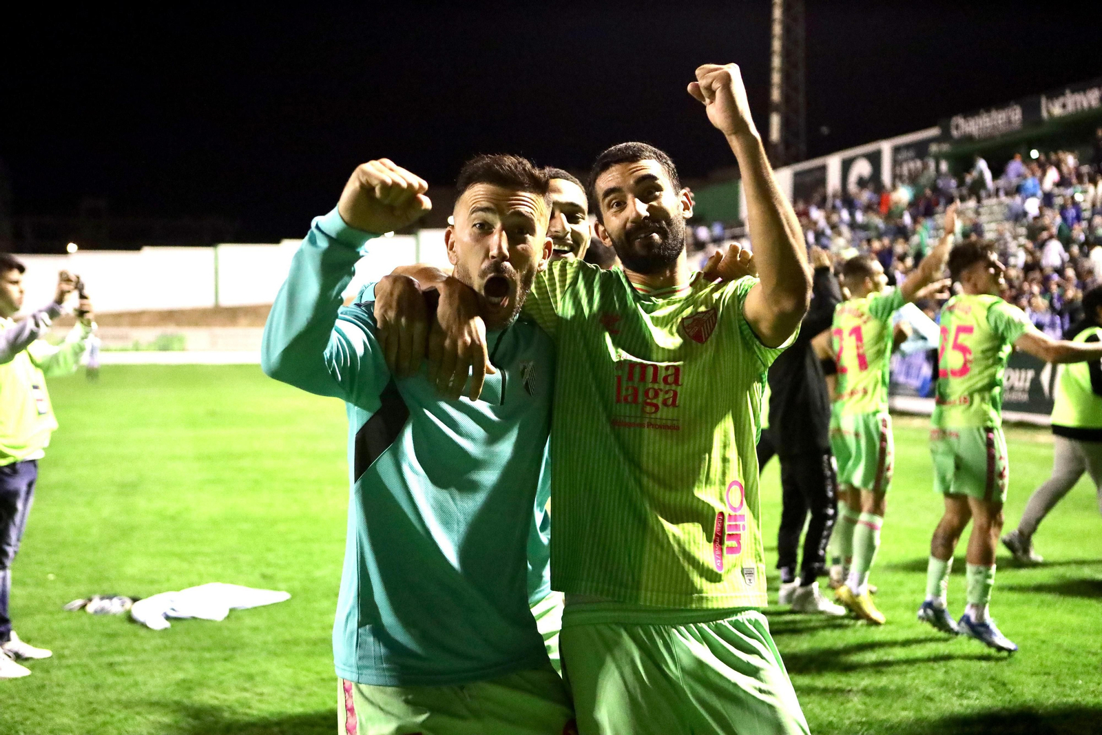 La celebración del Málaga CF en el césped de El Maulí