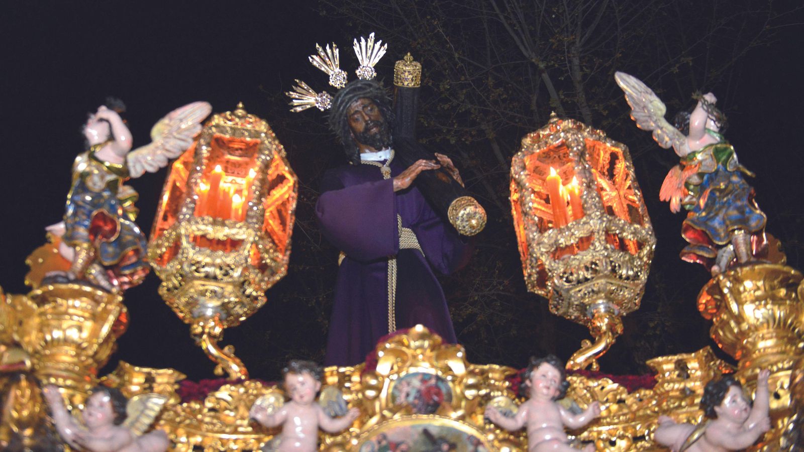 El señor de Sevilla camina por sus calles