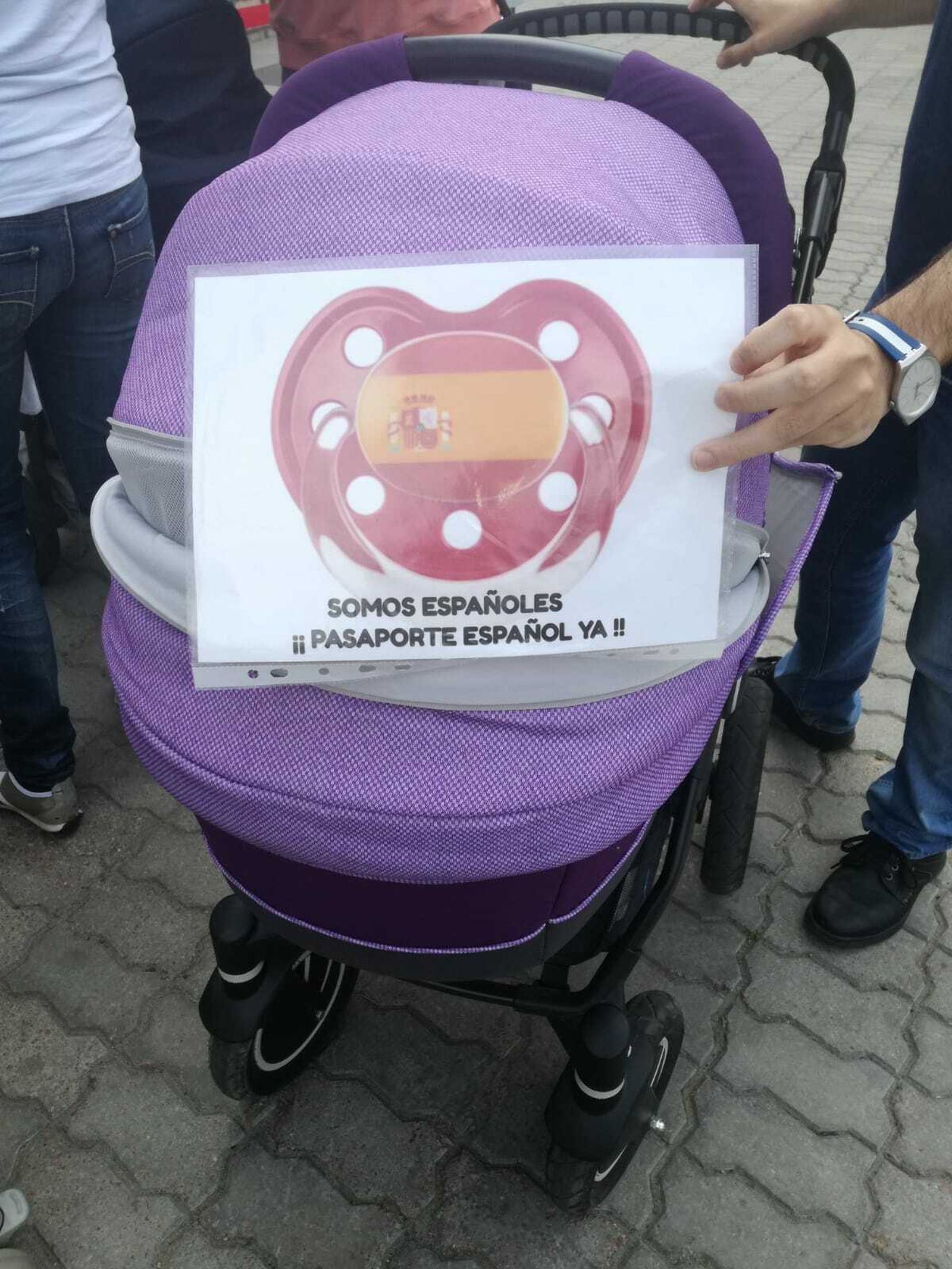 Un padre muestra su principal necesidad: pasaporte para su bebé.