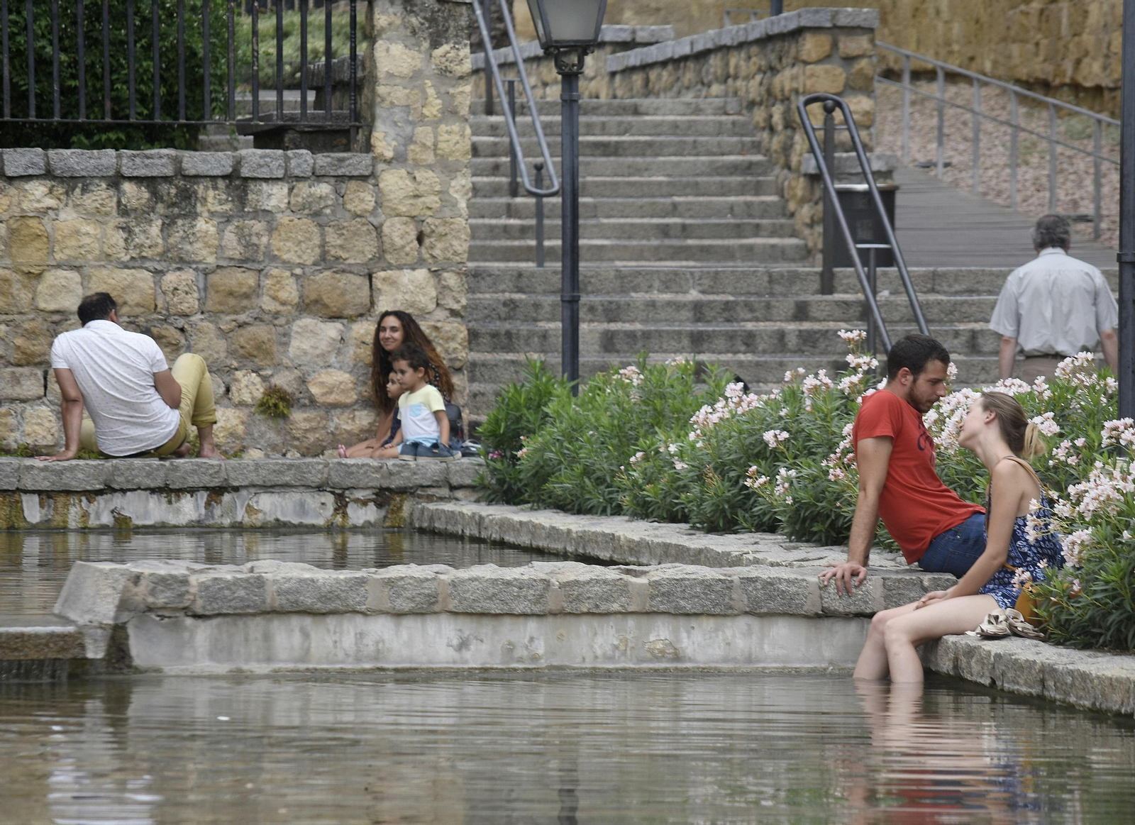 Turistas se refrescan junto a la Puerta de Almodóvar.