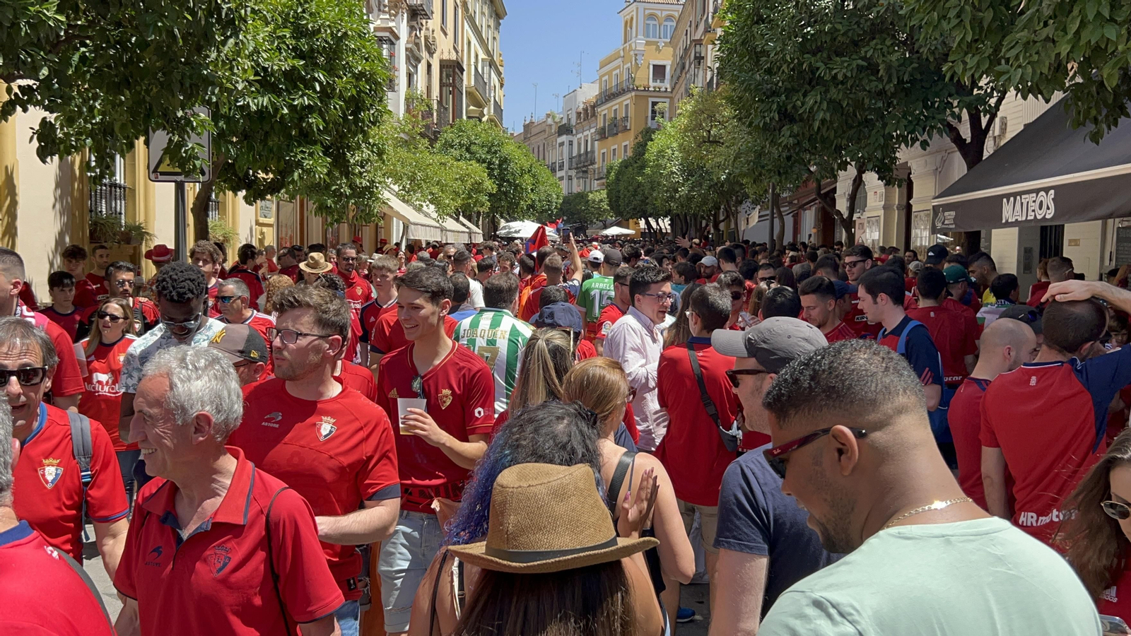 Búscate en la galería gráfica de las aficiones de Osasuna y Real Madrid en Sevilla