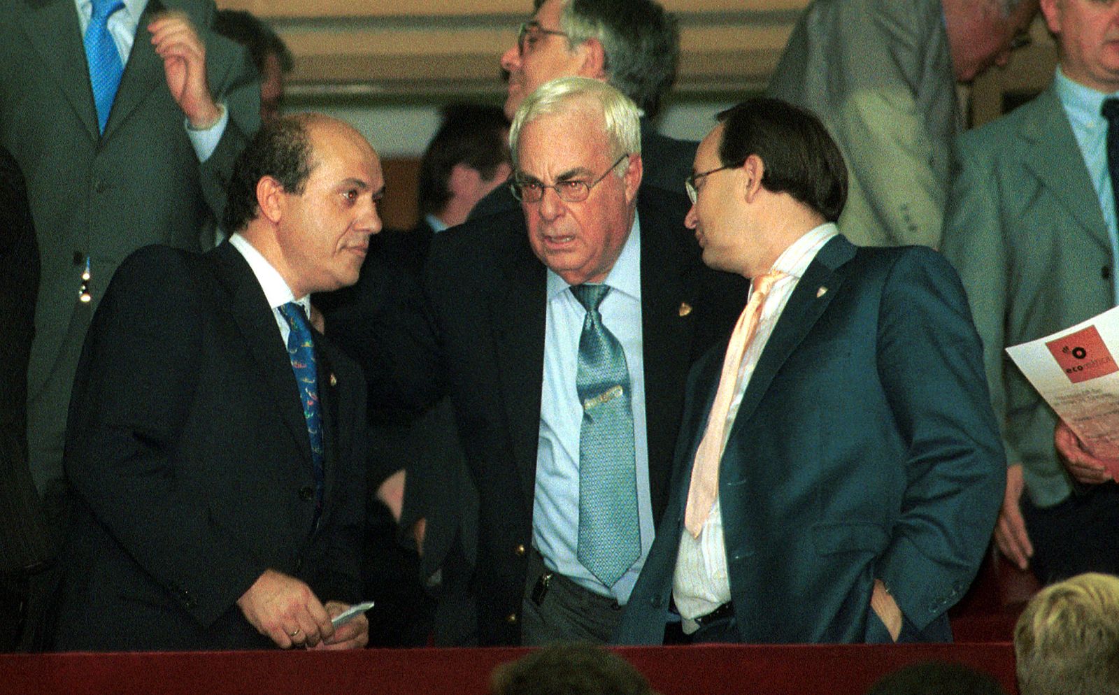 José Gandul, flanqueado por José María del Nido Benavente y José Castro en octubre de 2002.
