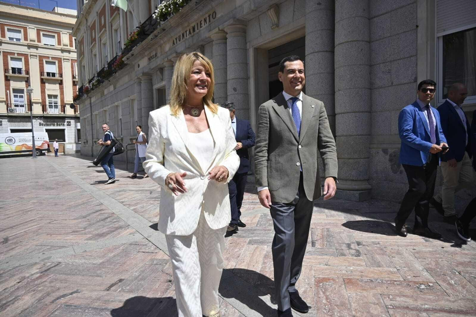 Juanma Moreno y Pilar Miranda en el Ayuntamiento de Huelva, este lunes.