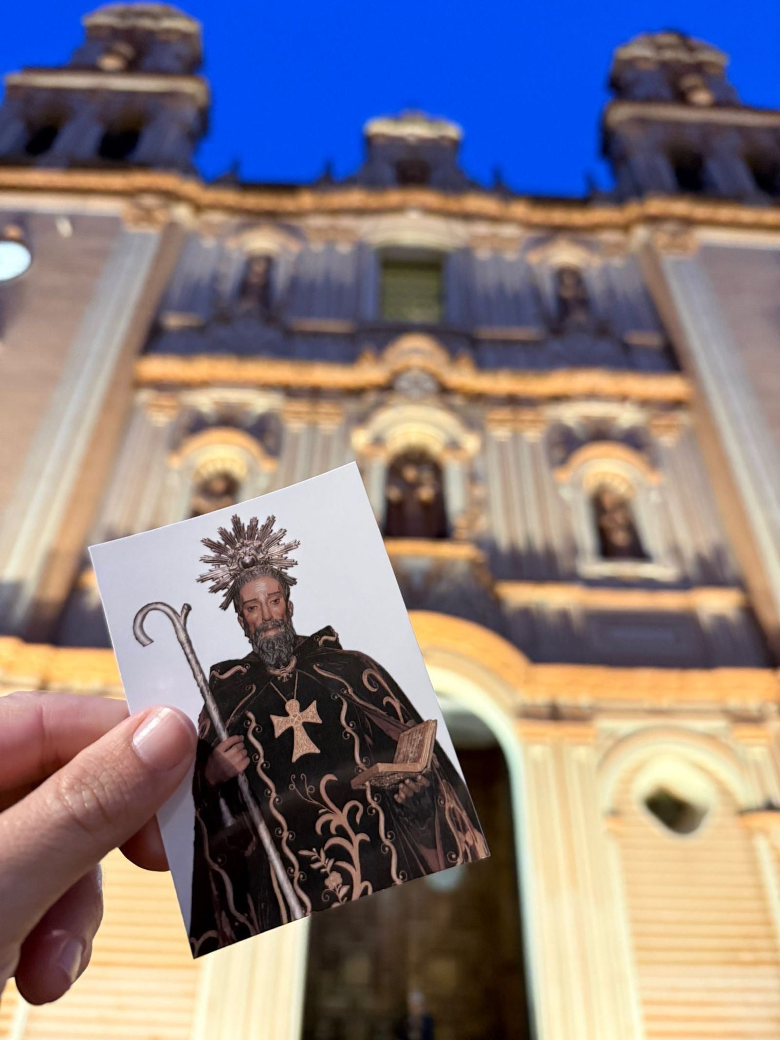 Un onubense porta la estampita de San Antonio Abad frente a La Merced.